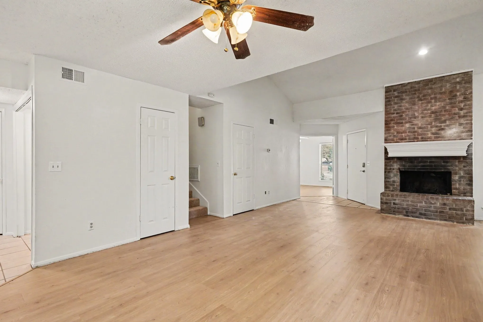 Single Family Residence For Sale in Tarrant County , 2700 Meadow Park Drive, Bedford, Texas 76021, 3 Bedroom, 2 Bathroom, Garage spaces, 1,507 Sqft, built in 1981, mls#21356263, Real Estate Agent in Bedford, Homes For Sale in Tarrant county, Homes For Sale in Bedford, Realtor in Bedford Texas, Real Estate Brokerage Independent Realty Texas, Luminita Cordes Realtor