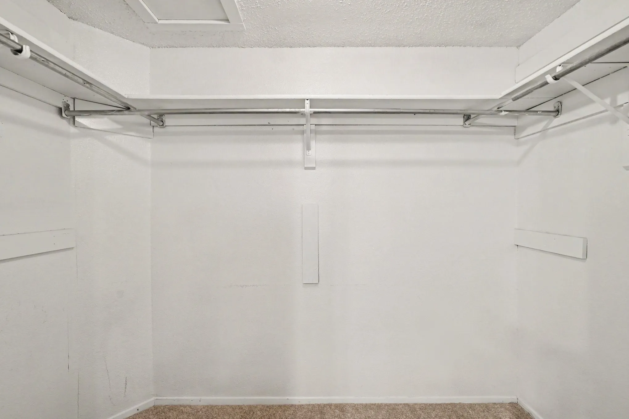 Single Family Residence For Sale in Tarrant County , 2700 Meadow Park Drive, Bedford, Texas 76021, 3 Bedroom, 2 Bathroom, Garage spaces, 1,507 Sqft, built in 1981, mls#21356263, Real Estate Agent in Bedford, Homes For Sale in Tarrant county, Homes For Sale in Bedford, Realtor in Bedford Texas, Real Estate Brokerage Independent Realty Texas, Luminita Cordes Realtor