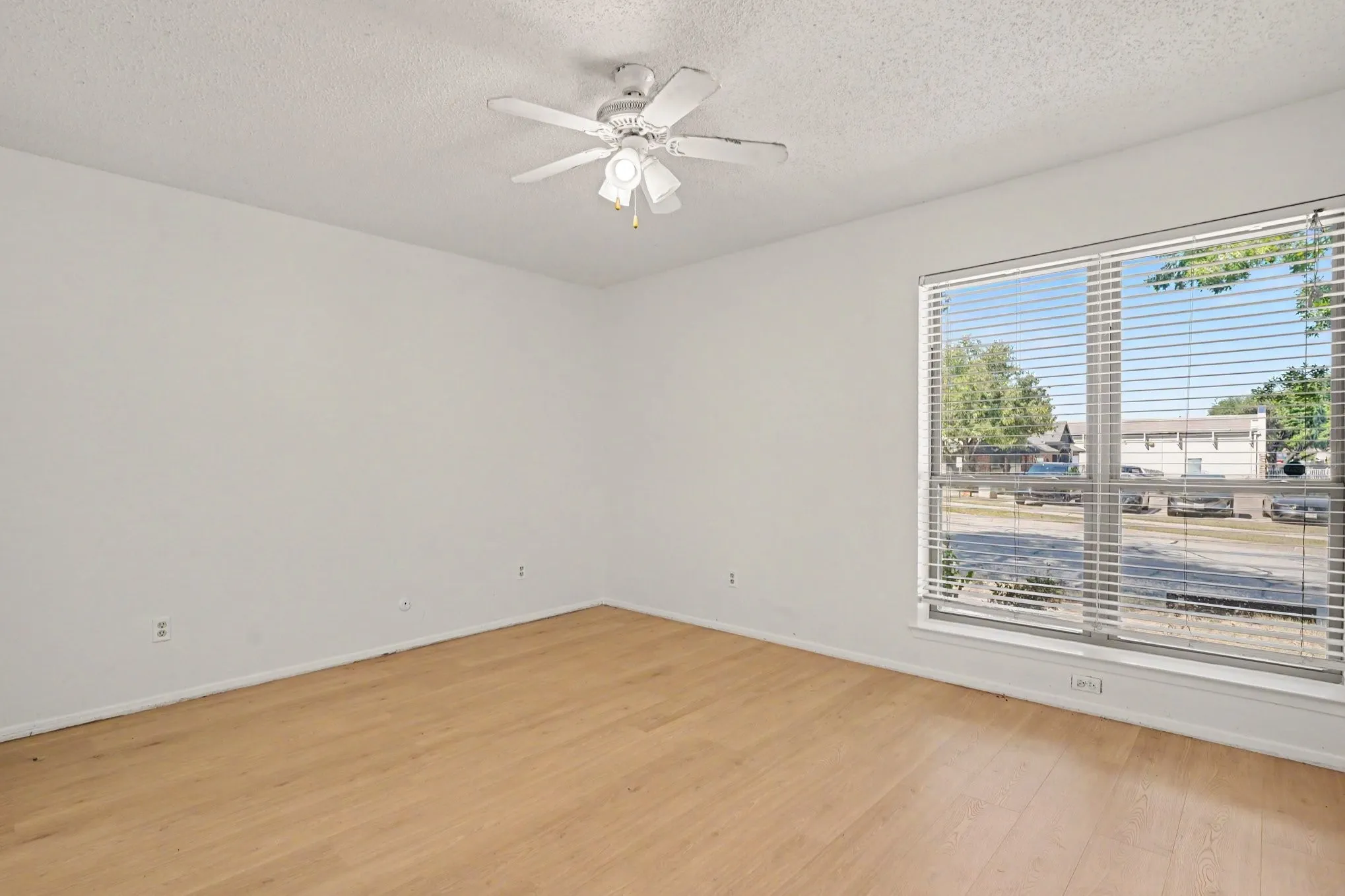 Single Family Residence For Sale in Tarrant County , 2700 Meadow Park Drive, Bedford, Texas 76021, 3 Bedroom, 2 Bathroom, Garage spaces, 1,507 Sqft, built in 1981, mls#21356263, Real Estate Agent in Bedford, Homes For Sale in Tarrant county, Homes For Sale in Bedford, Realtor in Bedford Texas, Real Estate Brokerage Independent Realty Texas, Luminita Cordes Realtor