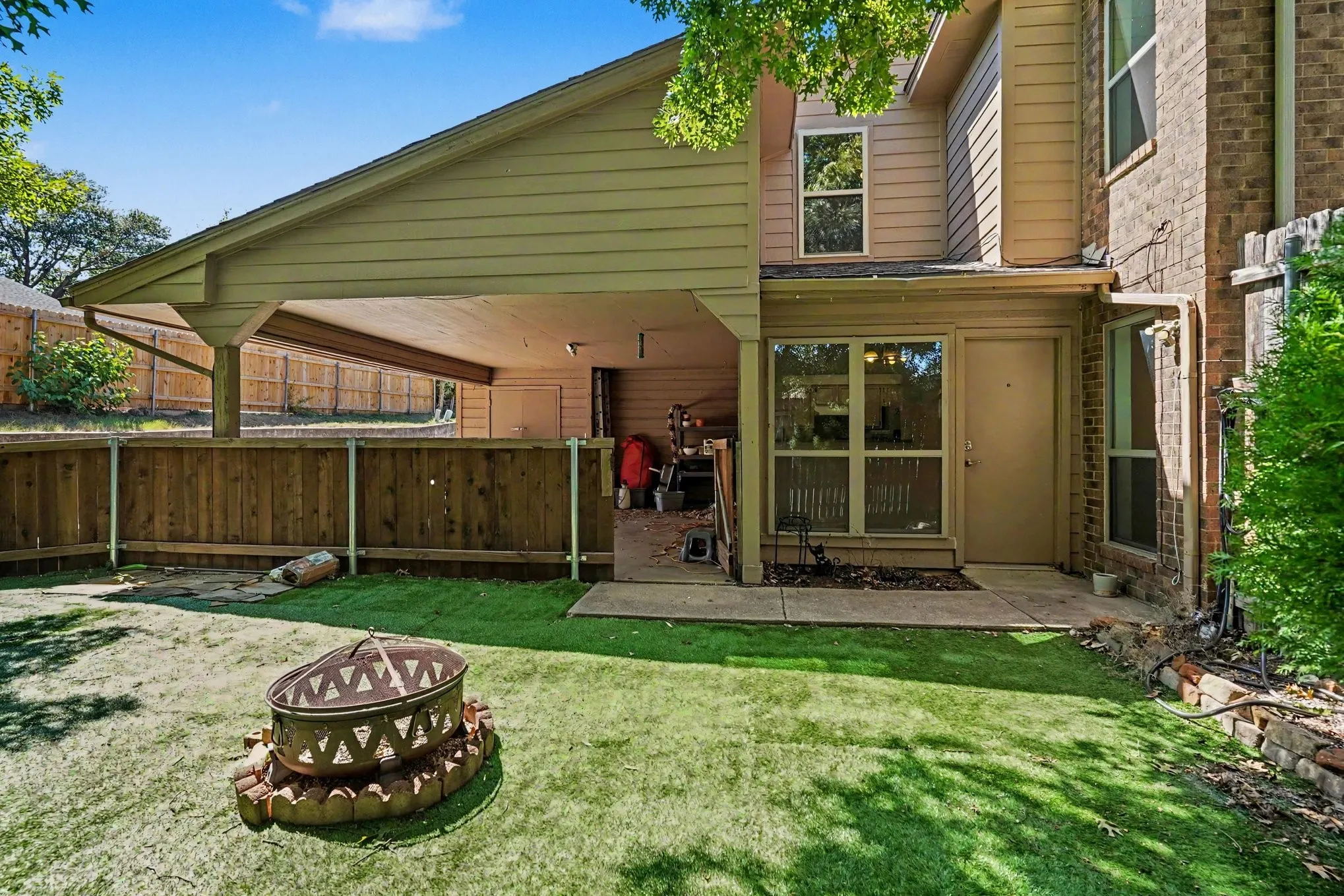 Single Family Residence For Sale in Tarrant County , 2700 Meadow Park Drive, Bedford, Texas 76021, 3 Bedroom, 2 Bathroom, Garage spaces, 1,507 Sqft, built in 1981, mls#21356263, Real Estate Agent in Bedford, Homes For Sale in Tarrant county, Homes For Sale in Bedford, Realtor in Bedford Texas, Real Estate Brokerage Independent Realty Texas, Luminita Cordes Realtor