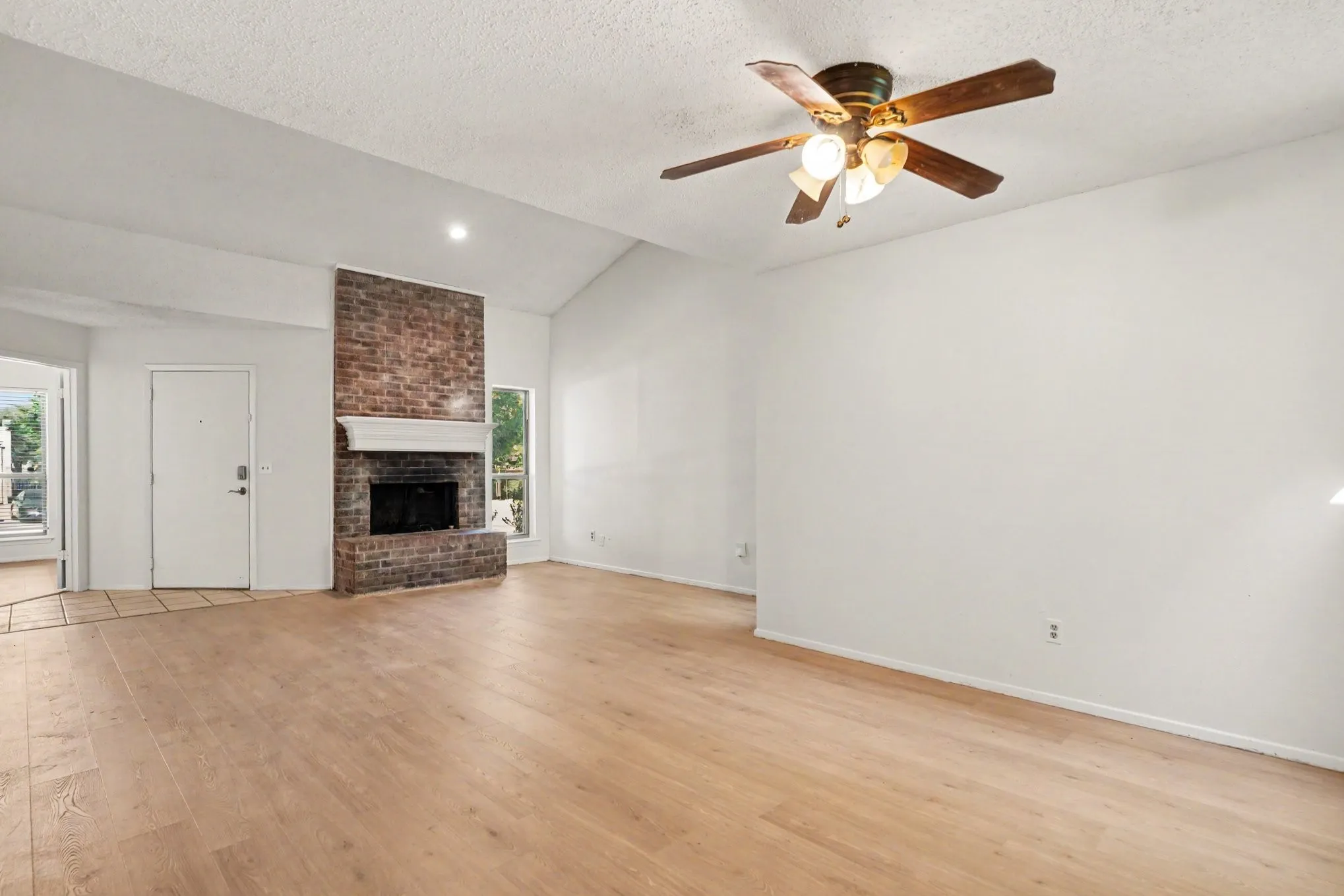 Single Family Residence For Sale in Tarrant County , 2700 Meadow Park Drive, Bedford, Texas 76021, 3 Bedroom, 2 Bathroom, Garage spaces, 1,507 Sqft, built in 1981, mls#21356263, Real Estate Agent in Bedford, Homes For Sale in Tarrant county, Homes For Sale in Bedford, Realtor in Bedford Texas, Real Estate Brokerage Independent Realty Texas, Luminita Cordes Realtor