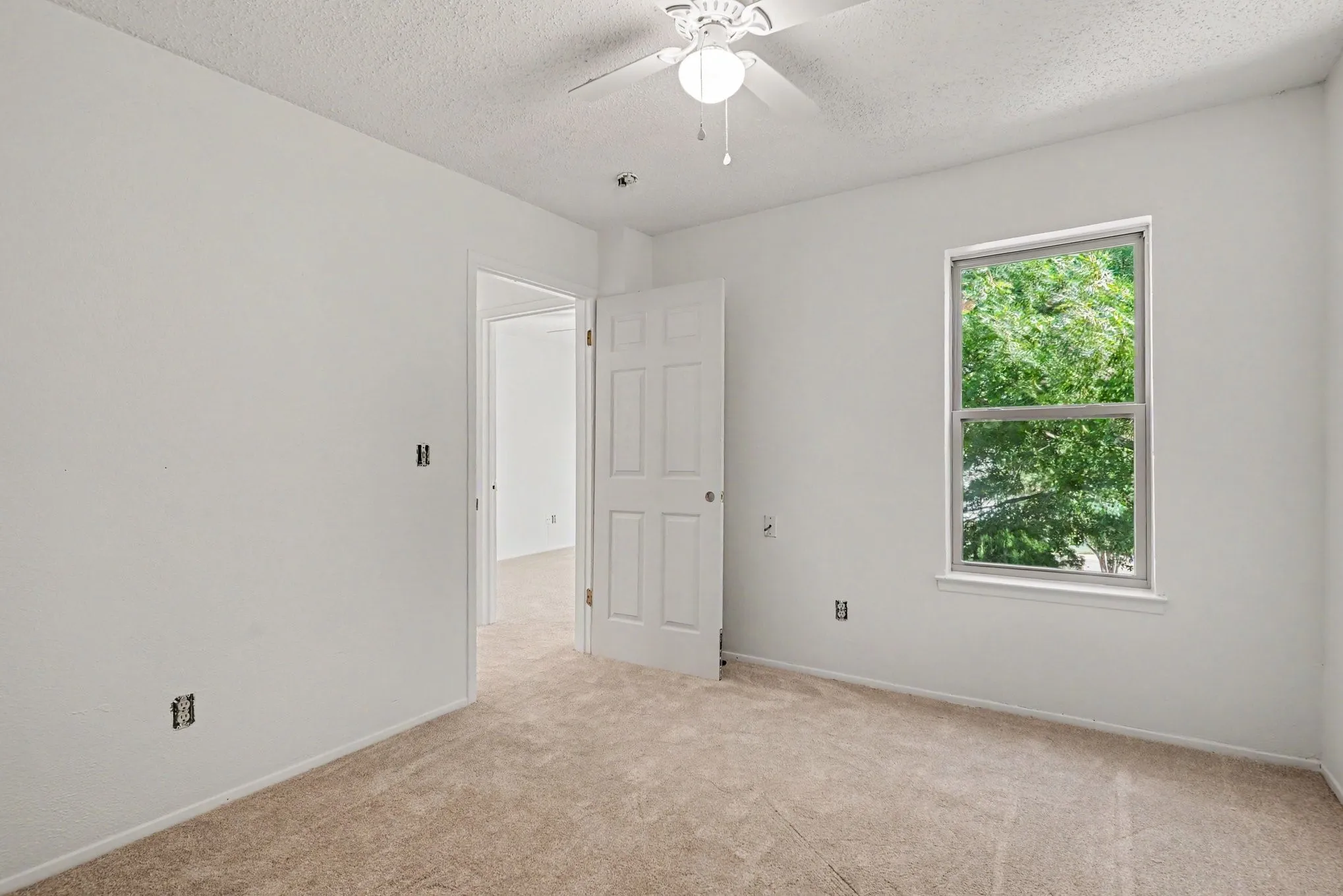 Single Family Residence For Sale in Tarrant County , 2700 Meadow Park Drive, Bedford, Texas 76021, 3 Bedroom, 2 Bathroom, Garage spaces, 1,507 Sqft, built in 1981, mls#21356263, Real Estate Agent in Bedford, Homes For Sale in Tarrant county, Homes For Sale in Bedford, Realtor in Bedford Texas, Real Estate Brokerage Independent Realty Texas, Luminita Cordes Realtor