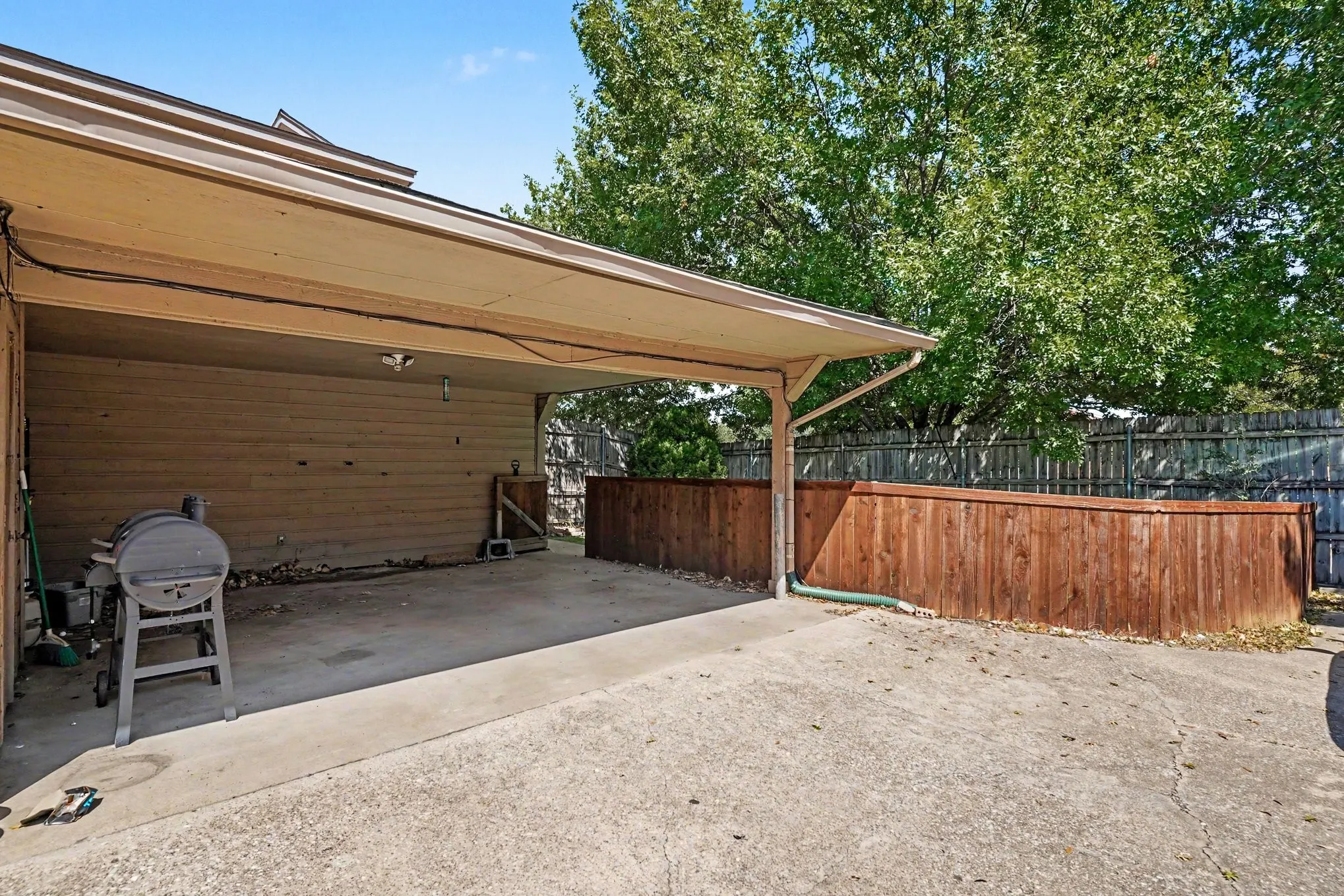Single Family Residence For Sale in Tarrant County , 2700 Meadow Park Drive, Bedford, Texas 76021, 3 Bedroom, 2 Bathroom, Garage spaces, 1,507 Sqft, built in 1981, mls#21356263, Real Estate Agent in Bedford, Homes For Sale in Tarrant county, Homes For Sale in Bedford, Realtor in Bedford Texas, Real Estate Brokerage Independent Realty Texas, Luminita Cordes Realtor