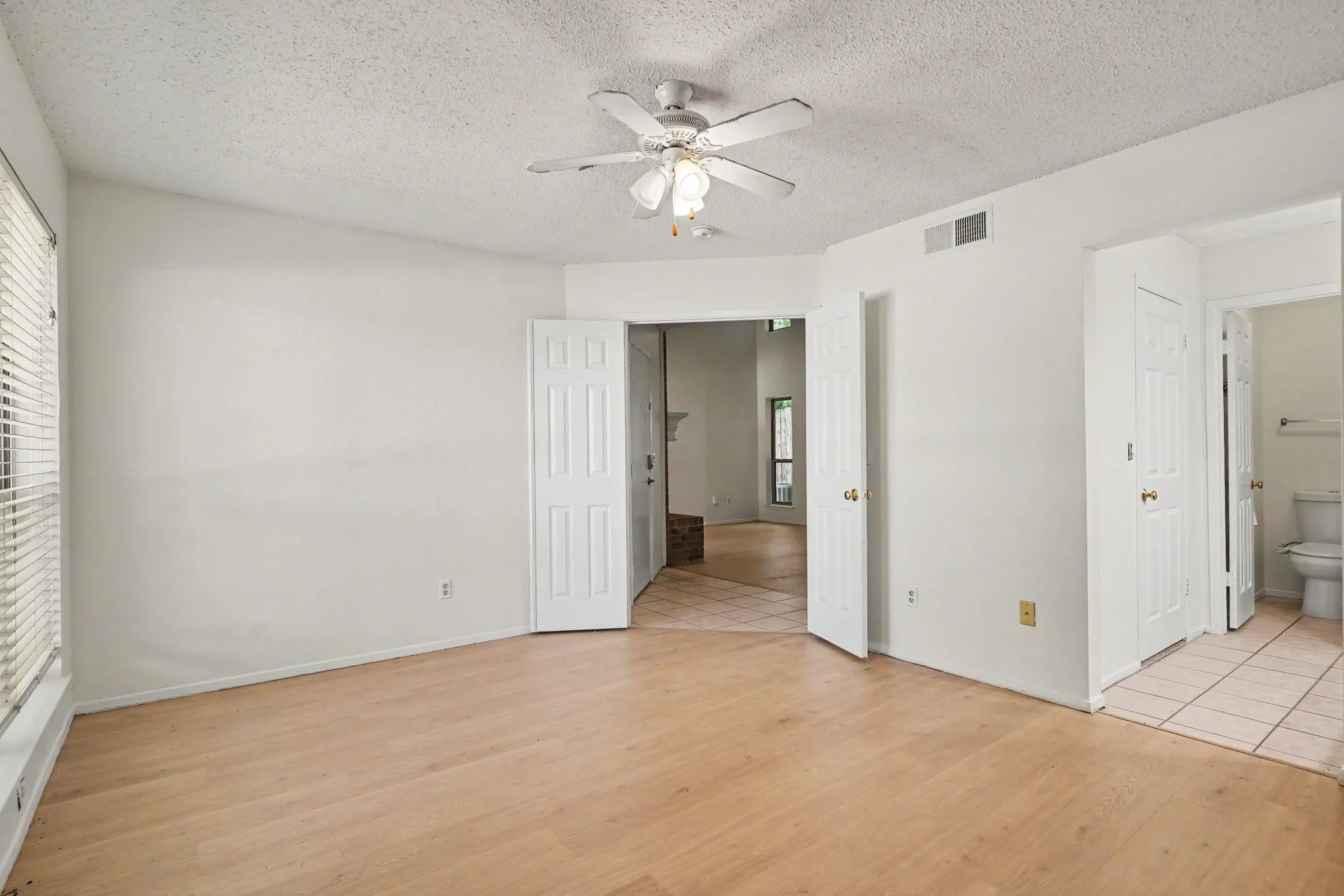 Single Family Residence For Sale in Tarrant County , 2700 Meadow Park Drive, Bedford, Texas 76021, 3 Bedroom, 2 Bathroom, Garage spaces, 1,507 Sqft, built in 1981, mls#21356263, Real Estate Agent in Bedford, Homes For Sale in Tarrant county, Homes For Sale in Bedford, Realtor in Bedford Texas, Real Estate Brokerage Independent Realty Texas, Luminita Cordes Realtor