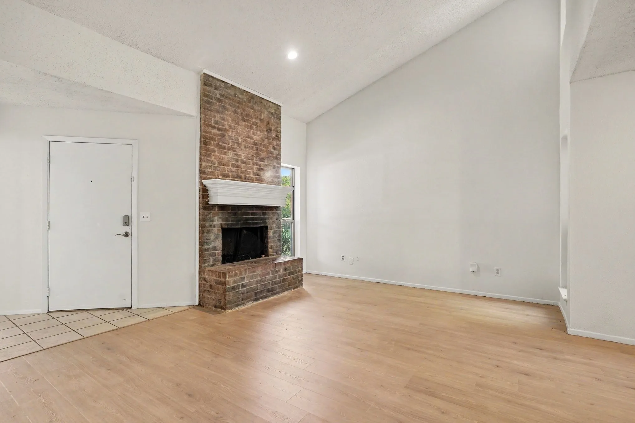 Single Family Residence For Sale in Tarrant County , 2700 Meadow Park Drive, Bedford, Texas 76021, 3 Bedroom, 2 Bathroom, Garage spaces, 1,507 Sqft, built in 1981, mls#21356263, Real Estate Agent in Bedford, Homes For Sale in Tarrant county, Homes For Sale in Bedford, Realtor in Bedford Texas, Real Estate Brokerage Independent Realty Texas, Luminita Cordes Realtor