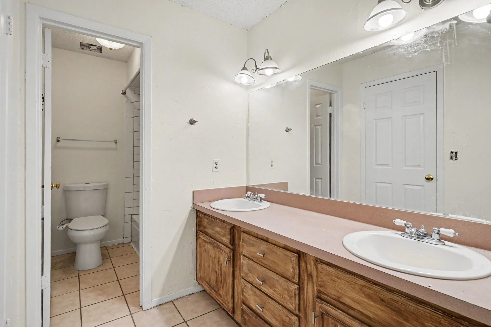 Single Family Residence For Sale in Tarrant County , 2700 Meadow Park Drive, Bedford, Texas 76021, 3 Bedroom, 2 Bathroom, Garage spaces, 1,507 Sqft, built in 1981, mls#21356263, Real Estate Agent in Bedford, Homes For Sale in Tarrant county, Homes For Sale in Bedford, Realtor in Bedford Texas, Real Estate Brokerage Independent Realty Texas, Luminita Cordes Realtor