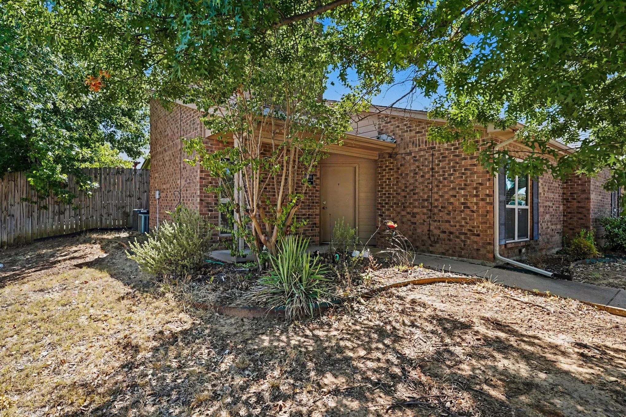 Single Family Residence For Sale in Tarrant County , 2700 Meadow Park Drive, Bedford, Texas 76021, 3 Bedroom, 2 Bathroom, Garage spaces, 1,507 Sqft, built in 1981, mls#21356263, Real Estate Agent in Bedford, Homes For Sale in Tarrant county, Homes For Sale in Bedford, Realtor in Bedford Texas, Real Estate Brokerage Independent Realty Texas, Luminita Cordes Realtor