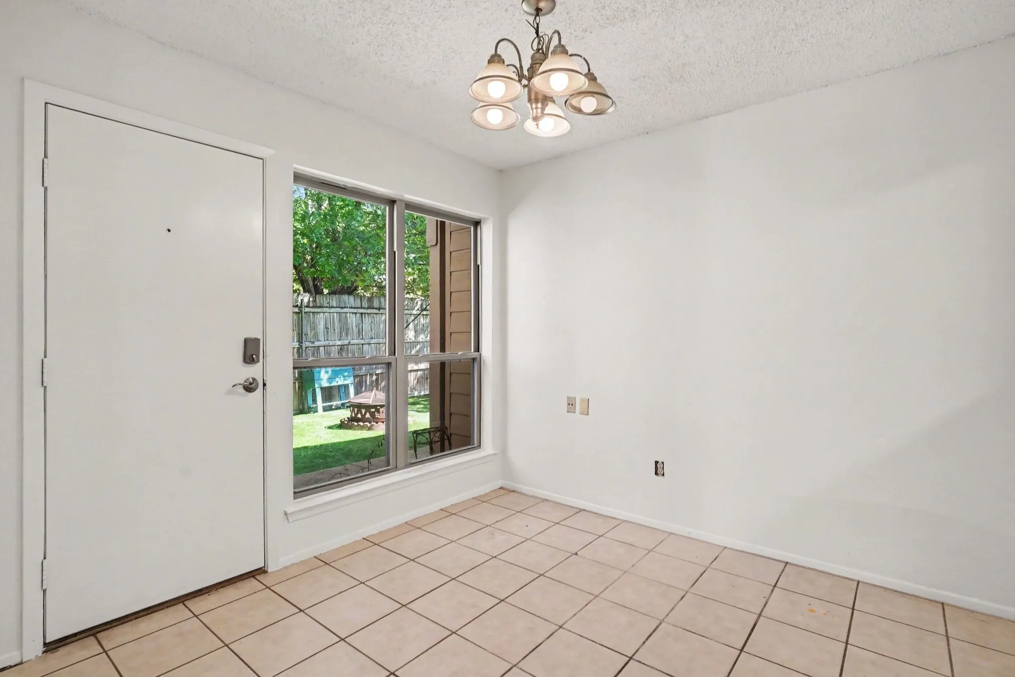 Single Family Residence For Sale in Tarrant County , 2700 Meadow Park Drive, Bedford, Texas 76021, 3 Bedroom, 2 Bathroom, Garage spaces, 1,507 Sqft, built in 1981, mls#21356263, Real Estate Agent in Bedford, Homes For Sale in Tarrant county, Homes For Sale in Bedford, Realtor in Bedford Texas, Real Estate Brokerage Independent Realty Texas, Luminita Cordes Realtor