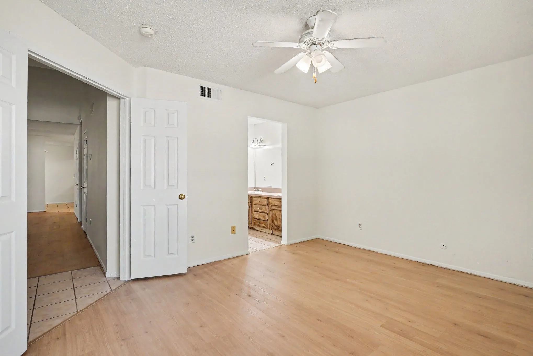 Single Family Residence For Sale in Tarrant County , 2700 Meadow Park Drive, Bedford, Texas 76021, 3 Bedroom, 2 Bathroom, Garage spaces, 1,507 Sqft, built in 1981, mls#21356263, Real Estate Agent in Bedford, Homes For Sale in Tarrant county, Homes For Sale in Bedford, Realtor in Bedford Texas, Real Estate Brokerage Independent Realty Texas, Luminita Cordes Realtor