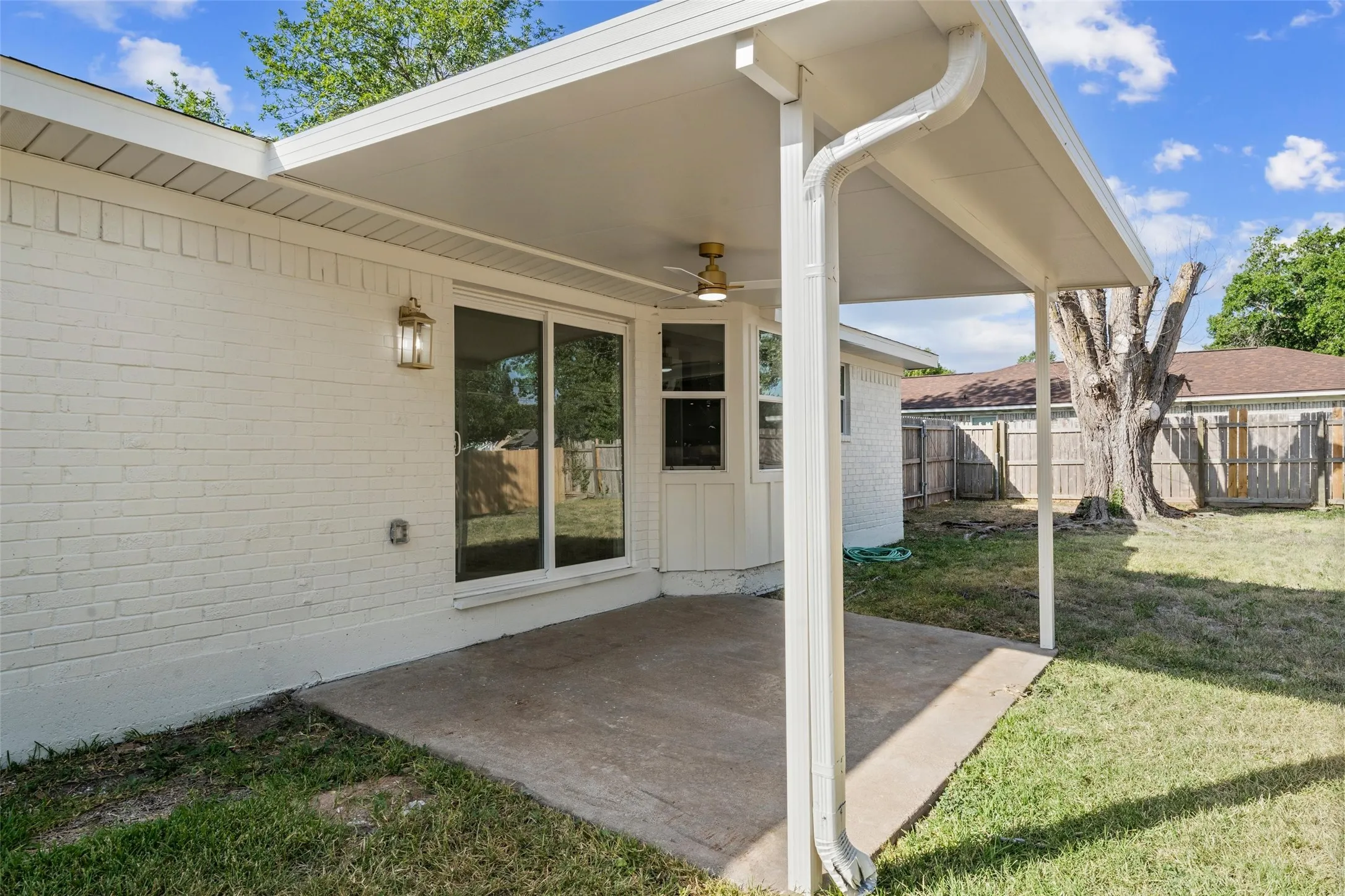 Single Family Residence For Sale in Mc Lennan County , 412 Dixon Street, Hewitt, Texas 76643, 3 Bedroom, 2 Bathroom, 2 Garage spaces, 1,212 Sqft, built in 1979, mls#21360882, Real Estate Agent in Hewitt, Homes For Sale in Mc Lennan county, Homes For Sale in Hewitt, Realtor in Hewitt Texas, Real Estate Brokerage Independent Realty Texas, Luminita Cordes Realtor