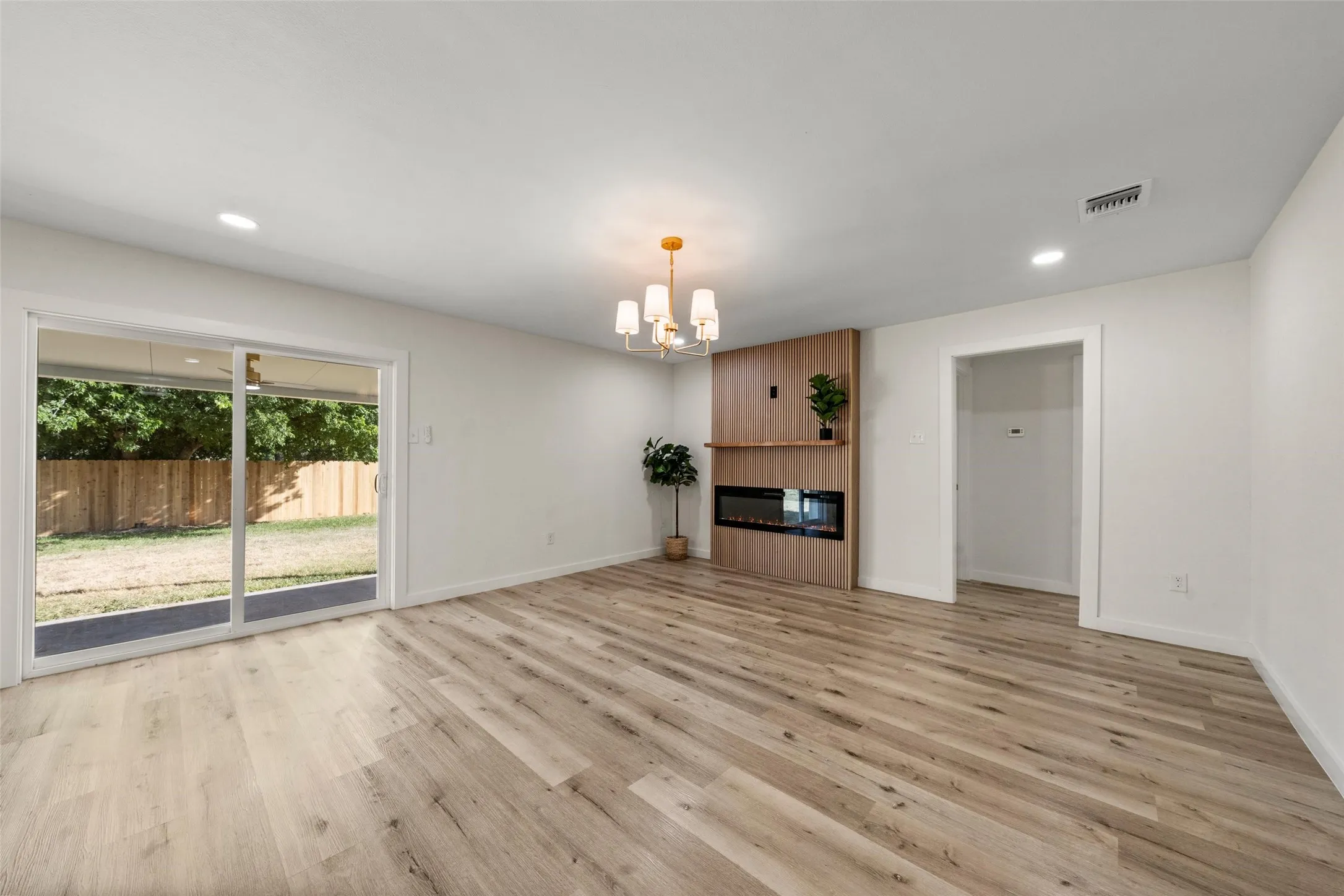 Single Family Residence For Sale in Mc Lennan County , 412 Dixon Street, Hewitt, Texas 76643, 3 Bedroom, 2 Bathroom, 2 Garage spaces, 1,212 Sqft, built in 1979, mls#21360882, Real Estate Agent in Hewitt, Homes For Sale in Mc Lennan county, Homes For Sale in Hewitt, Realtor in Hewitt Texas, Real Estate Brokerage Independent Realty Texas, Luminita Cordes Realtor