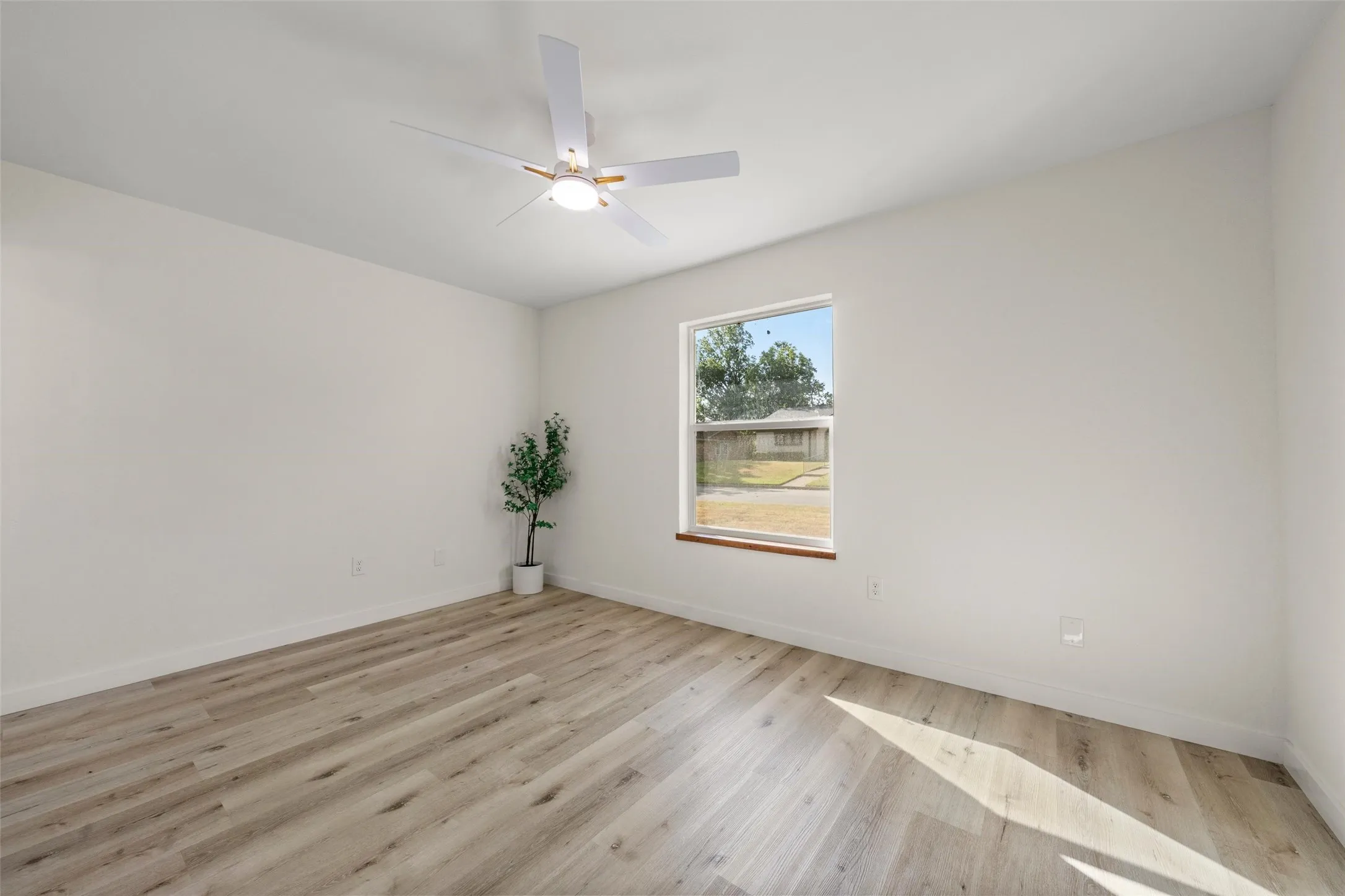 Single Family Residence For Sale in Mc Lennan County , 412 Dixon Street, Hewitt, Texas 76643, 3 Bedroom, 2 Bathroom, 2 Garage spaces, 1,212 Sqft, built in 1979, mls#21360882, Real Estate Agent in Hewitt, Homes For Sale in Mc Lennan county, Homes For Sale in Hewitt, Realtor in Hewitt Texas, Real Estate Brokerage Independent Realty Texas, Luminita Cordes Realtor