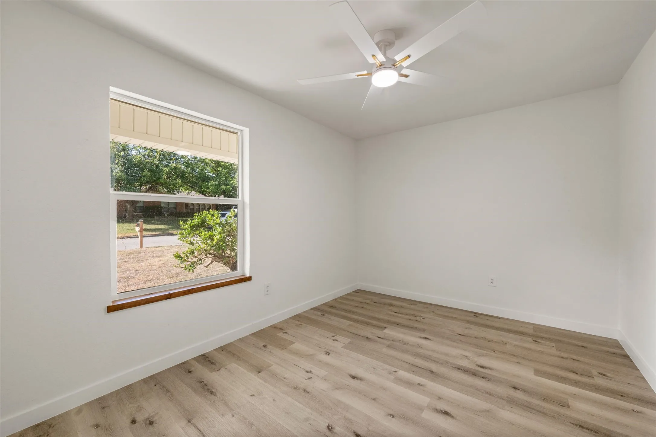 Single Family Residence For Sale in Mc Lennan County , 412 Dixon Street, Hewitt, Texas 76643, 3 Bedroom, 2 Bathroom, 2 Garage spaces, 1,212 Sqft, built in 1979, mls#21360882, Real Estate Agent in Hewitt, Homes For Sale in Mc Lennan county, Homes For Sale in Hewitt, Realtor in Hewitt Texas, Real Estate Brokerage Independent Realty Texas, Luminita Cordes Realtor