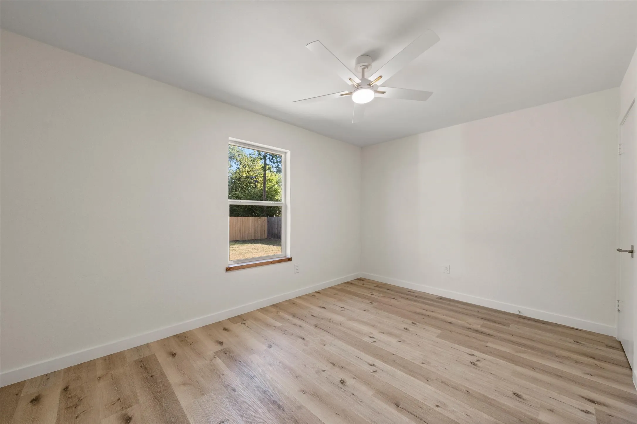 Single Family Residence For Sale in Mc Lennan County , 412 Dixon Street, Hewitt, Texas 76643, 3 Bedroom, 2 Bathroom, 2 Garage spaces, 1,212 Sqft, built in 1979, mls#21360882, Real Estate Agent in Hewitt, Homes For Sale in Mc Lennan county, Homes For Sale in Hewitt, Realtor in Hewitt Texas, Real Estate Brokerage Independent Realty Texas, Luminita Cordes Realtor