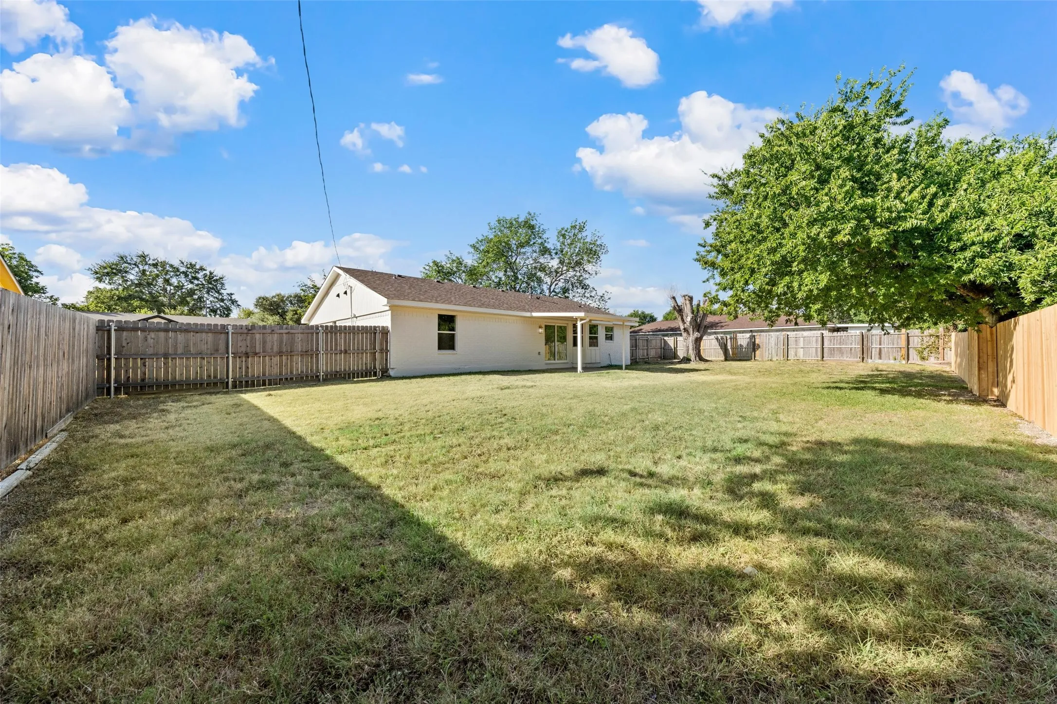 Single Family Residence For Sale in Mc Lennan County , 412 Dixon Street, Hewitt, Texas 76643, 3 Bedroom, 2 Bathroom, 2 Garage spaces, 1,212 Sqft, built in 1979, mls#21360882, Real Estate Agent in Hewitt, Homes For Sale in Mc Lennan county, Homes For Sale in Hewitt, Realtor in Hewitt Texas, Real Estate Brokerage Independent Realty Texas, Luminita Cordes Realtor