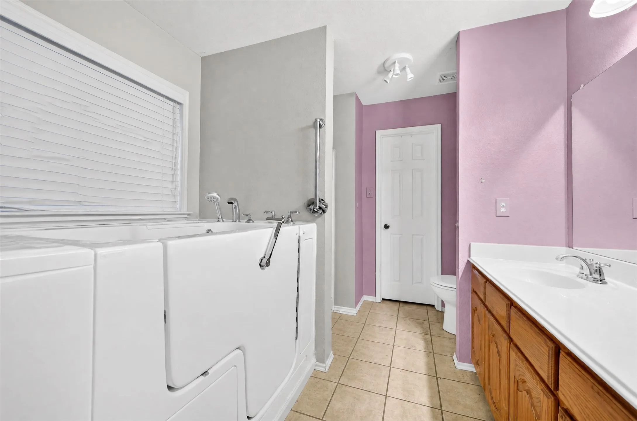 Walk-in whirlpool tub