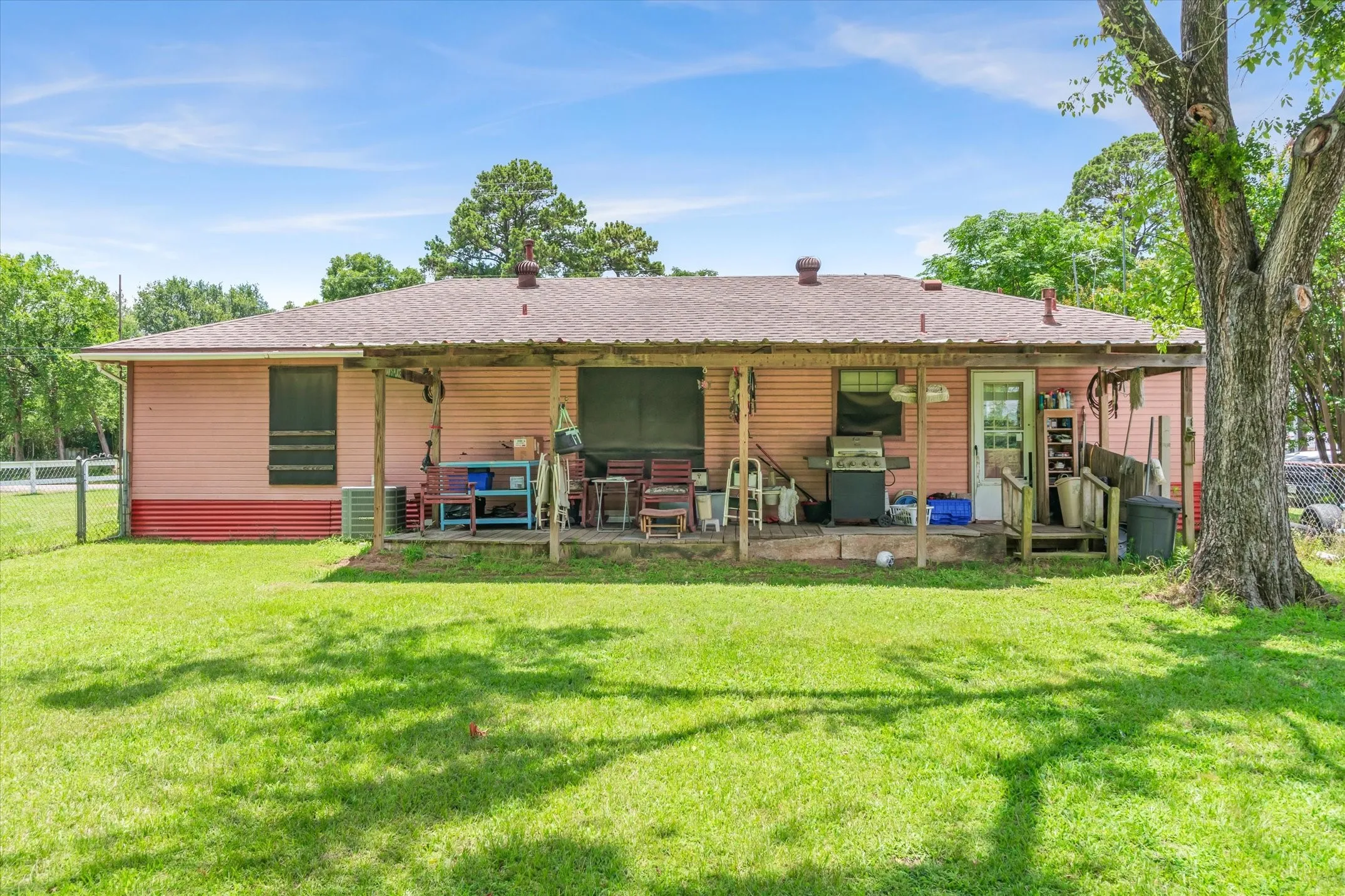Office For Sale in Van Zandt County , 410 W Pine Street, Edgewood, Texas 75117, 0, 0, Garage spaces, 0 Sqft, built in 1993, mls#21360894, Real Estate Agent in Edgewood, Homes For Sale in Van Zandt county, Homes For Sale in Edgewood, Realtor in Edgewood Texas, Real Estate Brokerage Independent Realty Texas, Luminita Cordes Realtor
