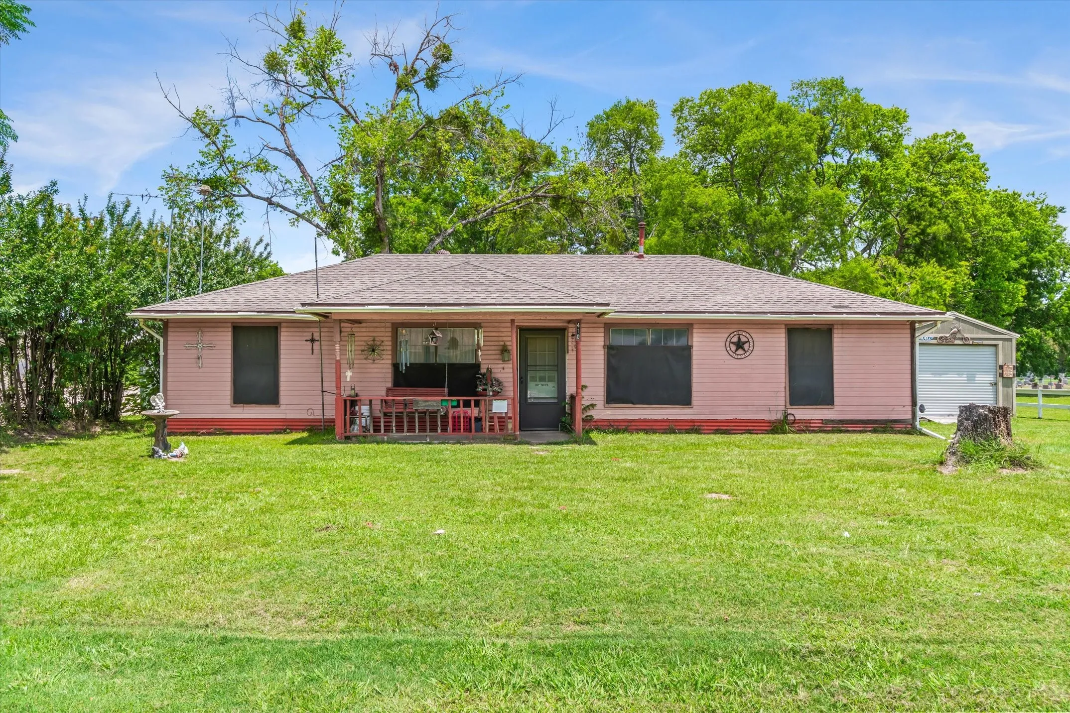 Office For Sale in Van Zandt County , 410 W Pine Street, Edgewood, Texas 75117, 0, 0, Garage spaces, 0 Sqft, built in 1993, mls#21360894, Real Estate Agent in Edgewood, Homes For Sale in Van Zandt county, Homes For Sale in Edgewood, Realtor in Edgewood Texas, Real Estate Brokerage Independent Realty Texas, Luminita Cordes Realtor