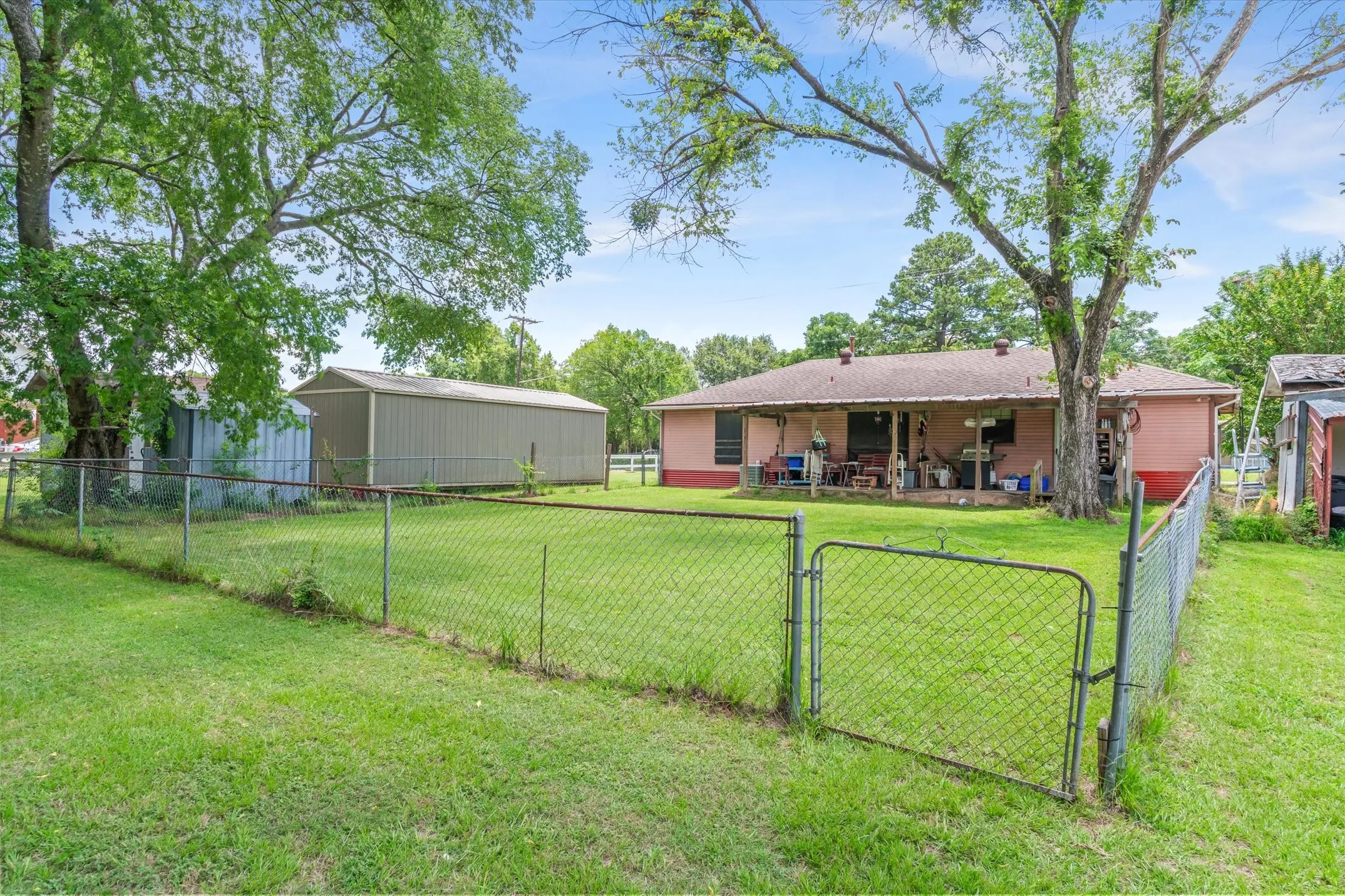 Office For Sale in Van Zandt County , 410 W Pine Street, Edgewood, Texas 75117, 0, 0, Garage spaces, 0 Sqft, built in 1993, mls#21360894, Real Estate Agent in Edgewood, Homes For Sale in Van Zandt county, Homes For Sale in Edgewood, Realtor in Edgewood Texas, Real Estate Brokerage Independent Realty Texas, Luminita Cordes Realtor