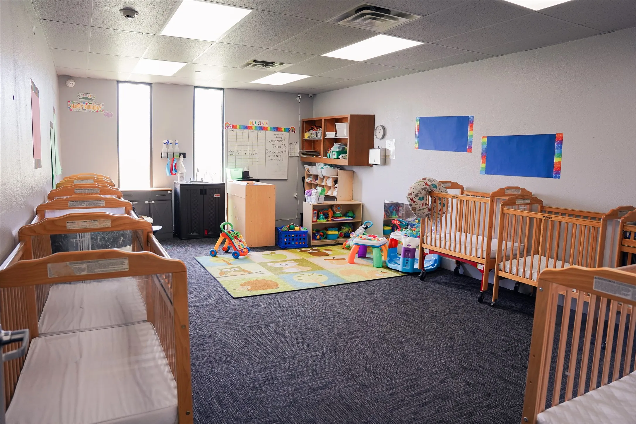 Recessed lighting, carpet flooring, multiple windows, and built-in shelving