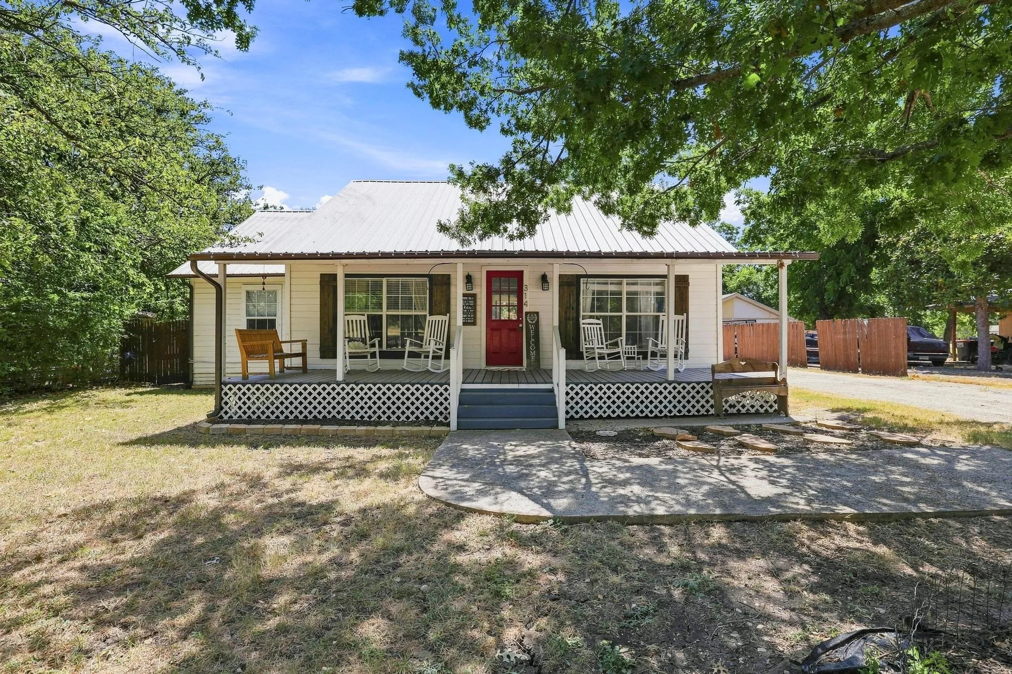 Single Family Residence For Sale in Collin County , 314 E 5th Street, Anna, Texas 75409, 3 Bedroom, 2 Bathroom, Garage spaces, 1,414 Sqft, built in 1942, mls#21360902, Real Estate Agent in Anna, Homes For Sale in Collin county, Homes For Sale in Anna, Realtor in Anna Texas, Real Estate Brokerage Independent Realty Texas, Luminita Cordes Realtor