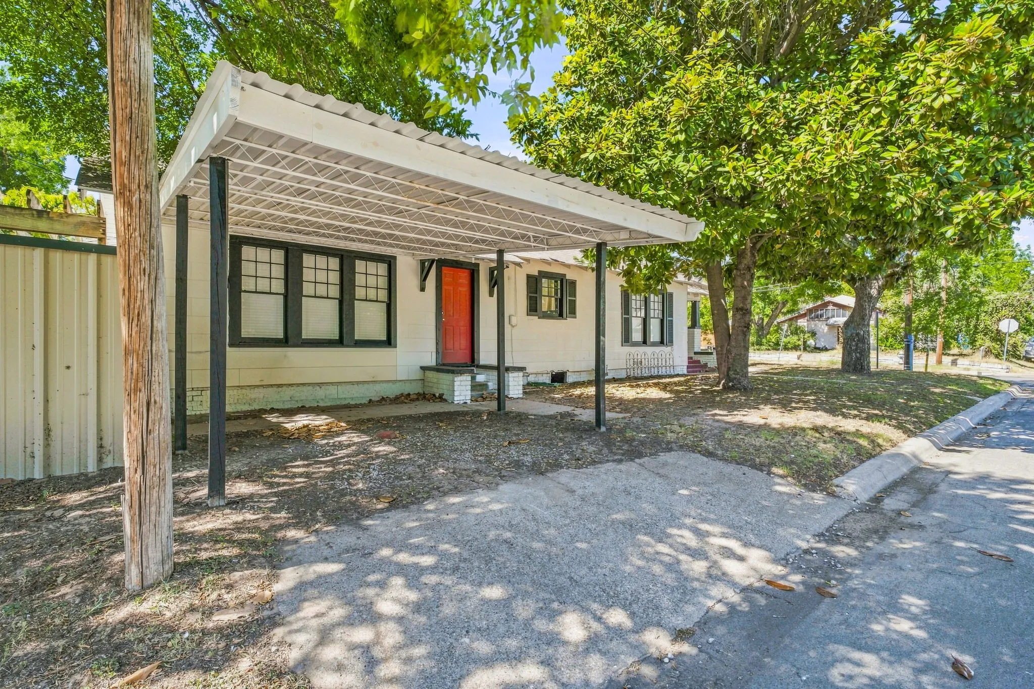 Single Family Residence For Sale in Erath County , 814 N Ollie Street, Stephenville, Texas 76401, 2 Bedroom, 1 Bathroom, Garage spaces, 1,288 Sqft, built in 1940, Price $225,000, mls#21360895, Real Estate Agent in Stephenville, Homes For Sale in Erath county, Homes For Sale in Stephenville, Realtor in Stephenville Texas, Real Estate Brokerage Independent Realty Texas, Luminita Cordes Realtor