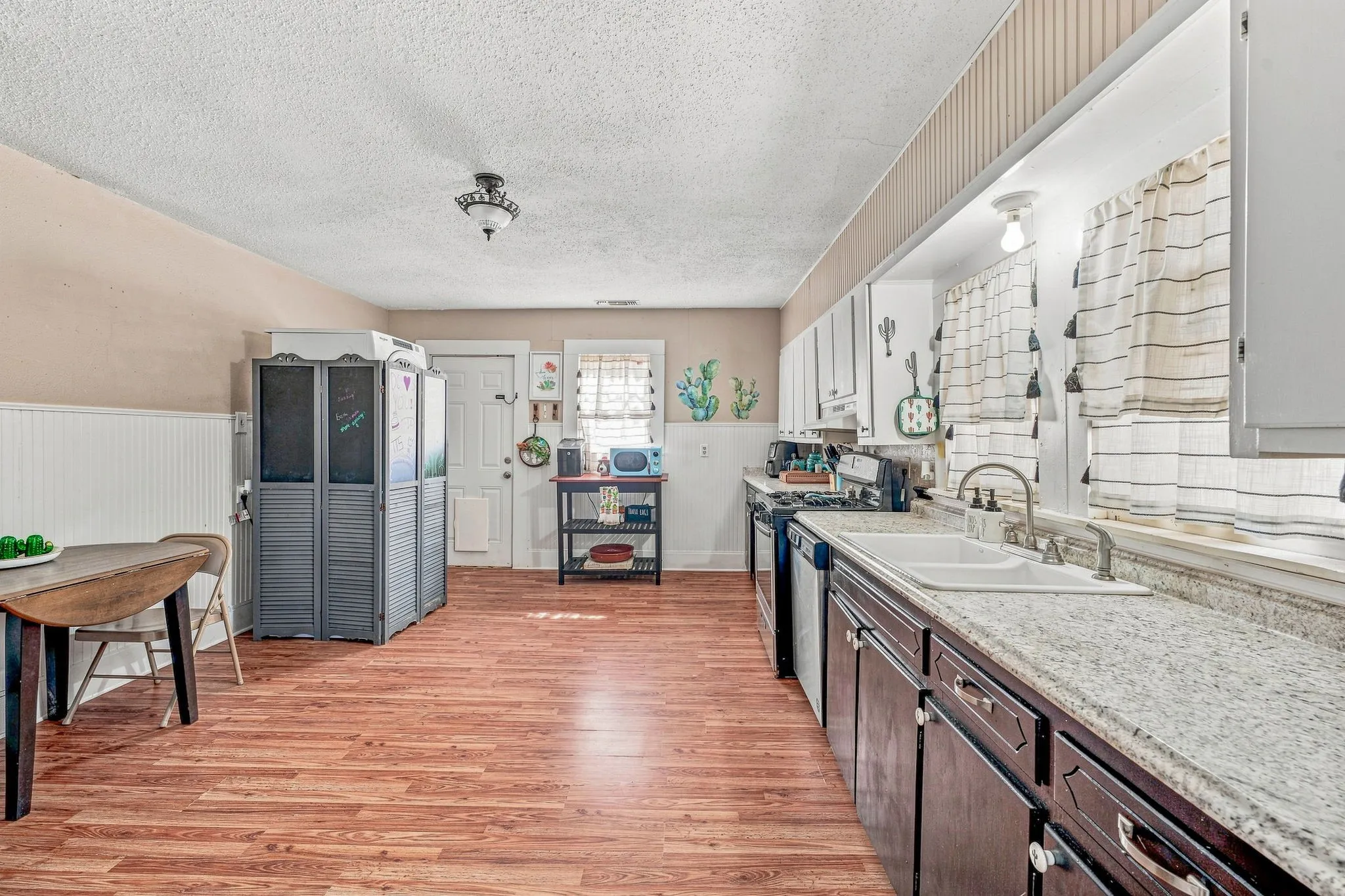 Single Family Residence For Sale in Erath County , 814 N Ollie Street, Stephenville, Texas 76401, 2 Bedroom, 1 Bathroom, Garage spaces, 1,288 Sqft, built in 1940, Price $225,000, mls#21360895, Real Estate Agent in Stephenville, Homes For Sale in Erath county, Homes For Sale in Stephenville, Realtor in Stephenville Texas, Real Estate Brokerage Independent Realty Texas, Luminita Cordes Realtor