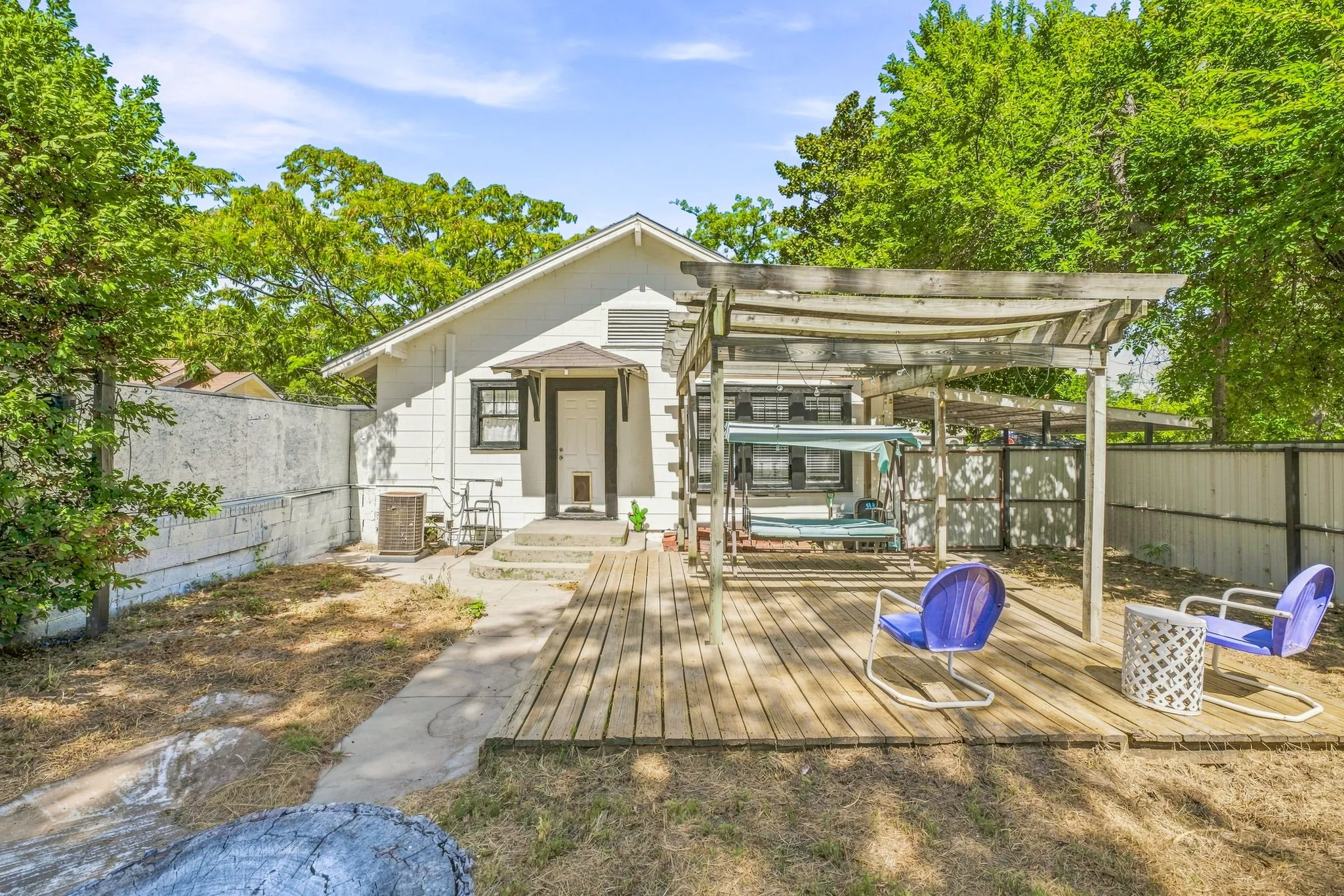 Single Family Residence For Sale in Erath County , 814 N Ollie Street, Stephenville, Texas 76401, 2 Bedroom, 1 Bathroom, Garage spaces, 1,288 Sqft, built in 1940, Price $225,000, mls#21360895, Real Estate Agent in Stephenville, Homes For Sale in Erath county, Homes For Sale in Stephenville, Realtor in Stephenville Texas, Real Estate Brokerage Independent Realty Texas, Luminita Cordes Realtor