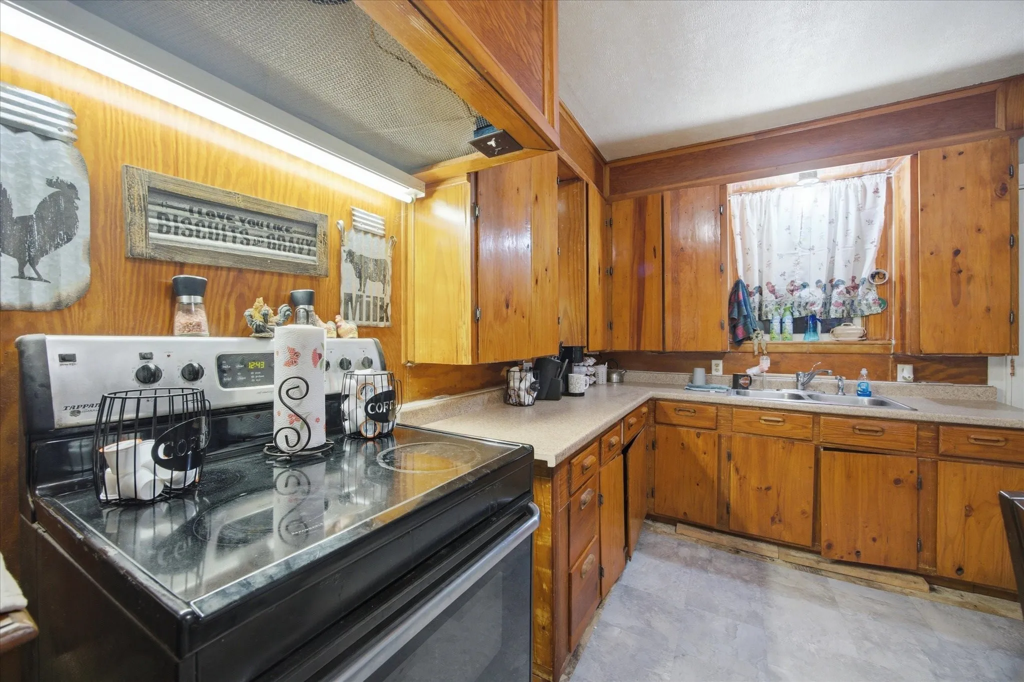 Single Family Residence For Sale in Red River (TX) County , 112 S Fm 44, Annona, Texas 75550, 3 Bedroom, 2 Bathroom, Garage spaces, 1,863 Sqft, built in 1947, mls#21360915, Real Estate Agent in Annona, Homes For Sale in Red River (TX) county, Homes For Sale in Annona, Realtor in Annona Texas, Real Estate Brokerage Independent Realty Texas, Luminita Cordes Realtor