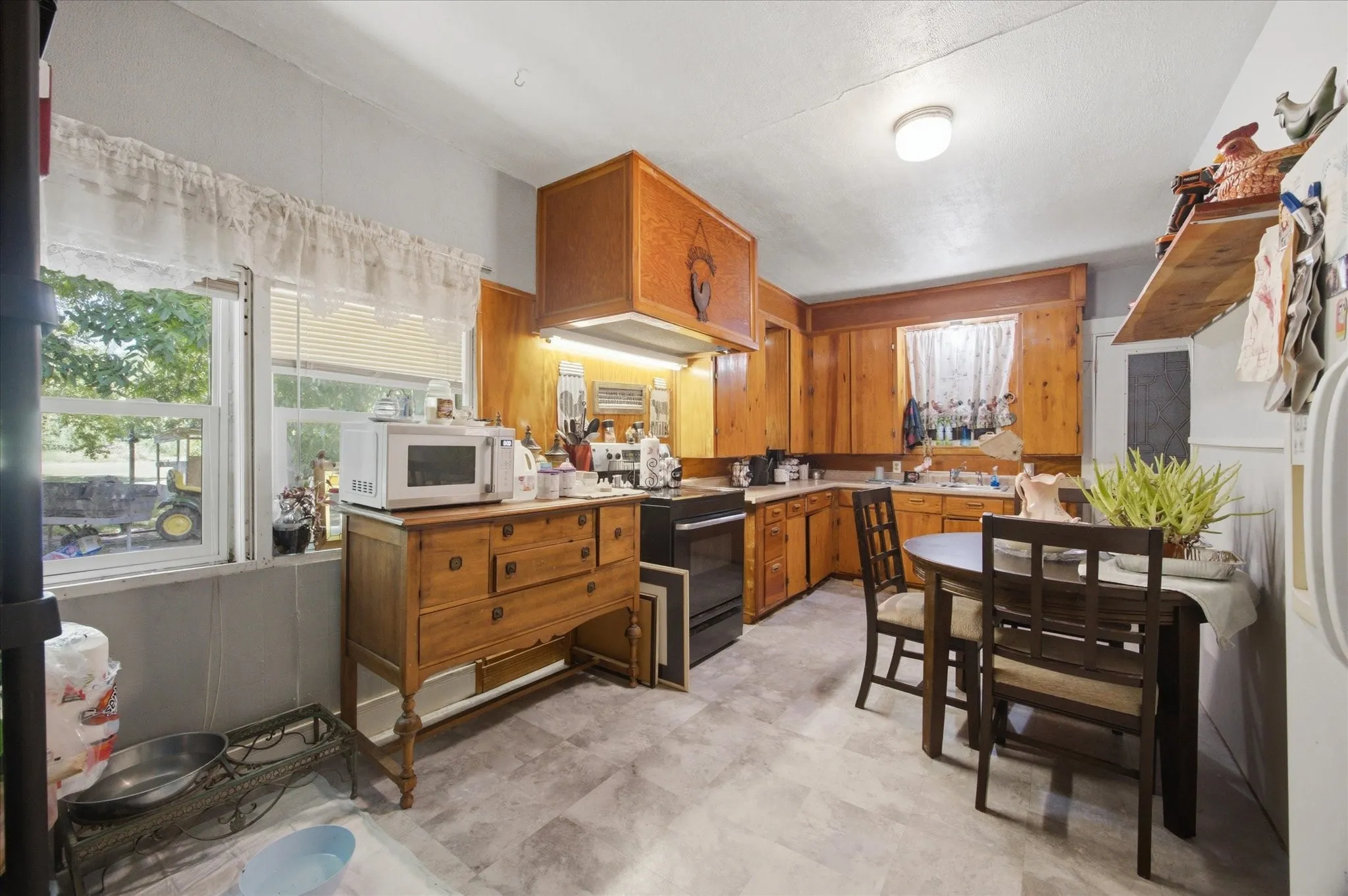 Single Family Residence For Sale in Red River (TX) County , 112 S Fm 44, Annona, Texas 75550, 3 Bedroom, 2 Bathroom, Garage spaces, 1,863 Sqft, built in 1947, mls#21360915, Real Estate Agent in Annona, Homes For Sale in Red River (TX) county, Homes For Sale in Annona, Realtor in Annona Texas, Real Estate Brokerage Independent Realty Texas, Luminita Cordes Realtor