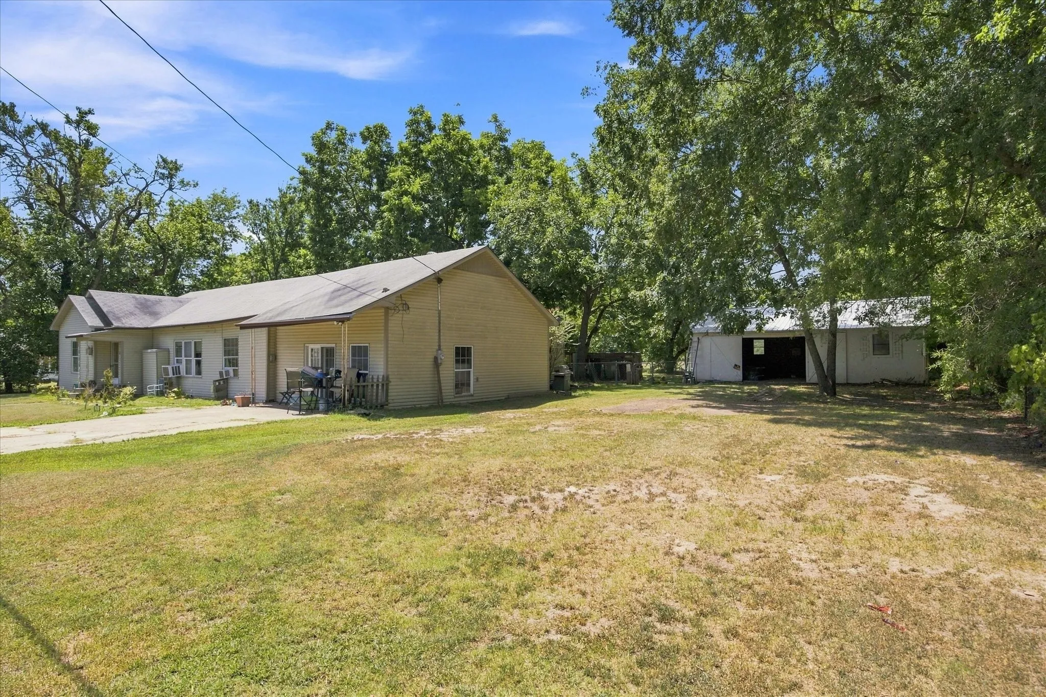 Single Family Residence For Sale in Red River (TX) County , 112 S Fm 44, Annona, Texas 75550, 3 Bedroom, 2 Bathroom, Garage spaces, 1,863 Sqft, built in 1947, mls#21360915, Real Estate Agent in Annona, Homes For Sale in Red River (TX) county, Homes For Sale in Annona, Realtor in Annona Texas, Real Estate Brokerage Independent Realty Texas, Luminita Cordes Realtor