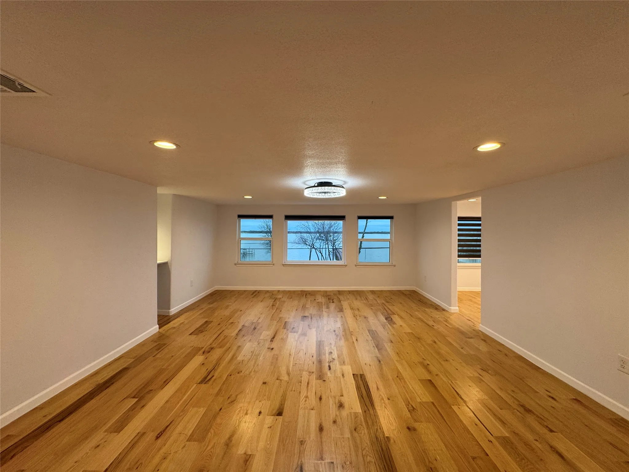 Single Family Residence For Sale in Hunt County , 1020 Crazy Horse, Quinlan, Texas 75474, 3 Bedroom, 3 Bathroom, Garage spaces, 2,132 Sqft, built in 1981, mls#21360920, Real Estate Agent in Quinlan, Homes For Sale in Hunt county, Homes For Sale in Quinlan, Realtor in Quinlan Texas, Real Estate Brokerage Independent Realty Texas, Luminita Cordes Realtor
