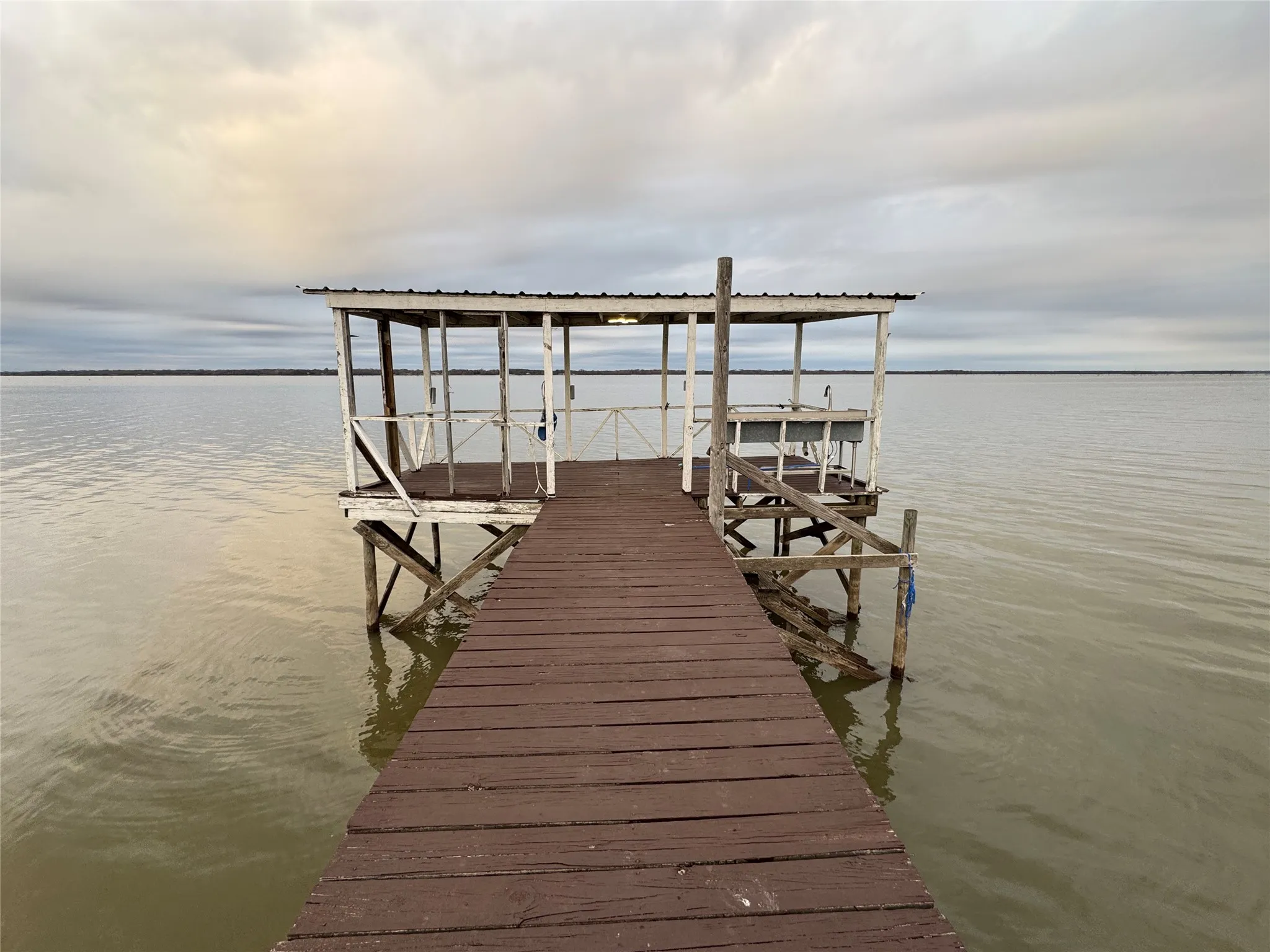 Single Family Residence For Sale in Hunt County , 1020 Crazy Horse, Quinlan, Texas 75474, 3 Bedroom, 3 Bathroom, Garage spaces, 2,132 Sqft, built in 1981, mls#21360920, Real Estate Agent in Quinlan, Homes For Sale in Hunt county, Homes For Sale in Quinlan, Realtor in Quinlan Texas, Real Estate Brokerage Independent Realty Texas, Luminita Cordes Realtor