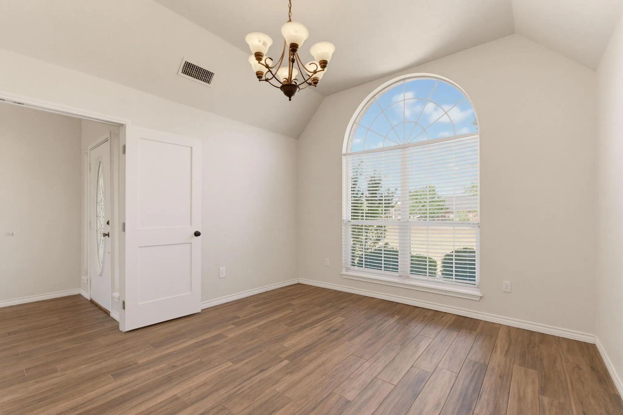 Single Family Residence For Sale in Taylor County , 201 Dollar Bill Drive, Abilene, Texas 79602, 4 Bedroom, 2 Bathroom, 2 Garage spaces, 2,083 Sqft, built in 2004, mls#21359530, Real Estate Agent in Abilene, Homes For Sale in Taylor county, Homes For Sale in Abilene, Realtor in Abilene Texas, Real Estate Brokerage Independent Realty Texas, Luminita Cordes Realtor
