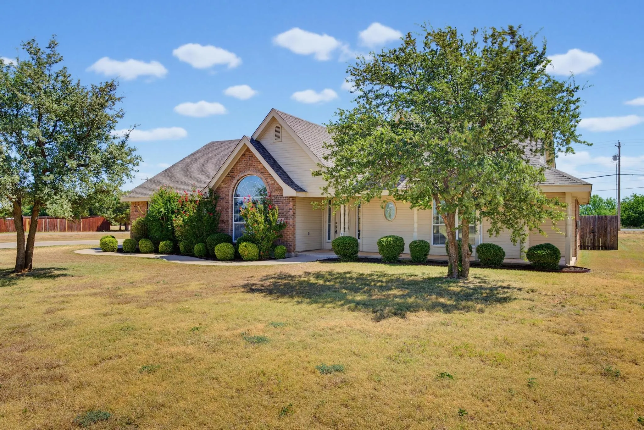 Single Family Residence For Sale in Taylor County , 201 Dollar Bill Drive, Abilene, Texas 79602, 4 Bedroom, 2 Bathroom, 2 Garage spaces, 2,083 Sqft, built in 2004, mls#21359530, Real Estate Agent in Abilene, Homes For Sale in Taylor county, Homes For Sale in Abilene, Realtor in Abilene Texas, Real Estate Brokerage Independent Realty Texas, Luminita Cordes Realtor