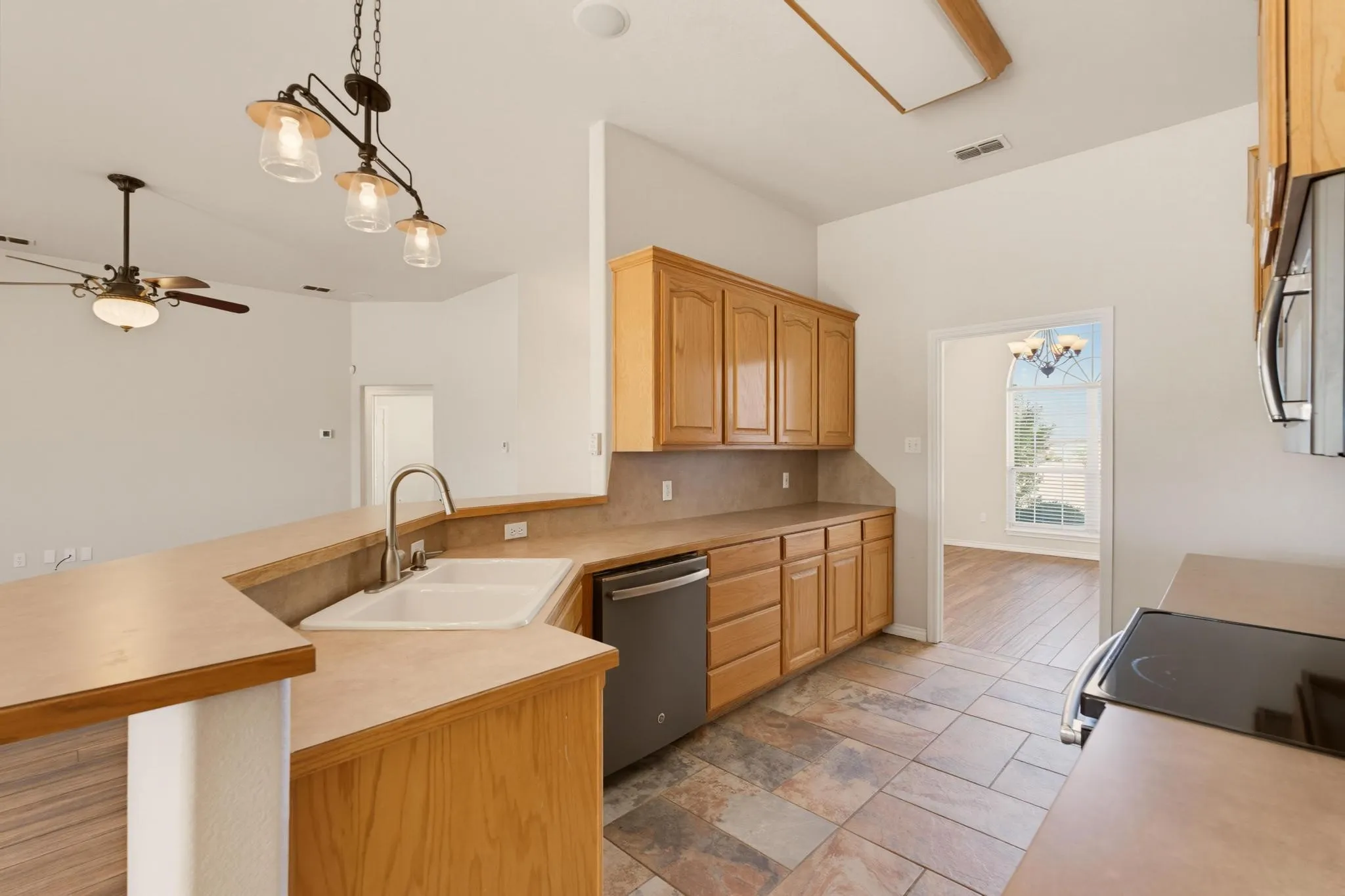 Single Family Residence For Sale in Taylor County , 201 Dollar Bill Drive, Abilene, Texas 79602, 4 Bedroom, 2 Bathroom, 2 Garage spaces, 2,083 Sqft, built in 2004, mls#21359530, Real Estate Agent in Abilene, Homes For Sale in Taylor county, Homes For Sale in Abilene, Realtor in Abilene Texas, Real Estate Brokerage Independent Realty Texas, Luminita Cordes Realtor
