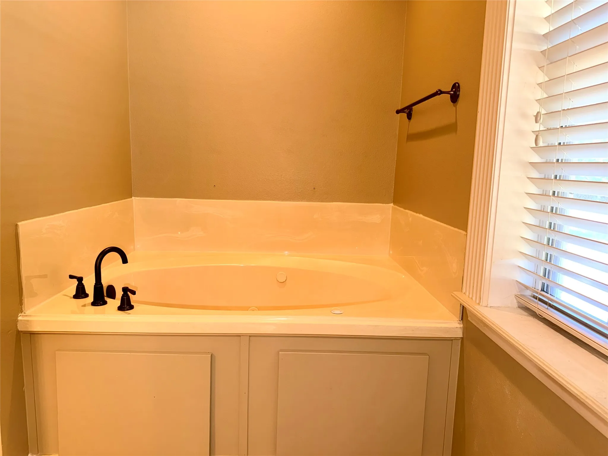 Single Family Residence For Sale in Smith County , 12881 Winding Oak, Lindale, Texas 75771, 4 Bedroom, 3 Bathroom, 2 Garage spaces, 3,168 Sqft, built in 2004, Price $659,900, mls#21360926, Real Estate Agent in Lindale, Homes For Sale in Smith county, Homes For Sale in Lindale, Realtor in Lindale Texas, Real Estate Brokerage Independent Realty Texas, Luminita Cordes Realtor
