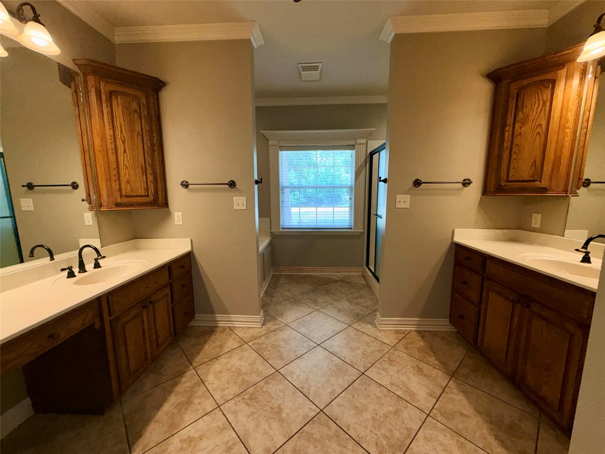 Single Family Residence For Sale in Smith County , 12881 Winding Oak, Lindale, Texas 75771, 4 Bedroom, 3 Bathroom, 2 Garage spaces, 3,168 Sqft, built in 2004, Price $659,900, mls#21360926, Real Estate Agent in Lindale, Homes For Sale in Smith county, Homes For Sale in Lindale, Realtor in Lindale Texas, Real Estate Brokerage Independent Realty Texas, Luminita Cordes Realtor