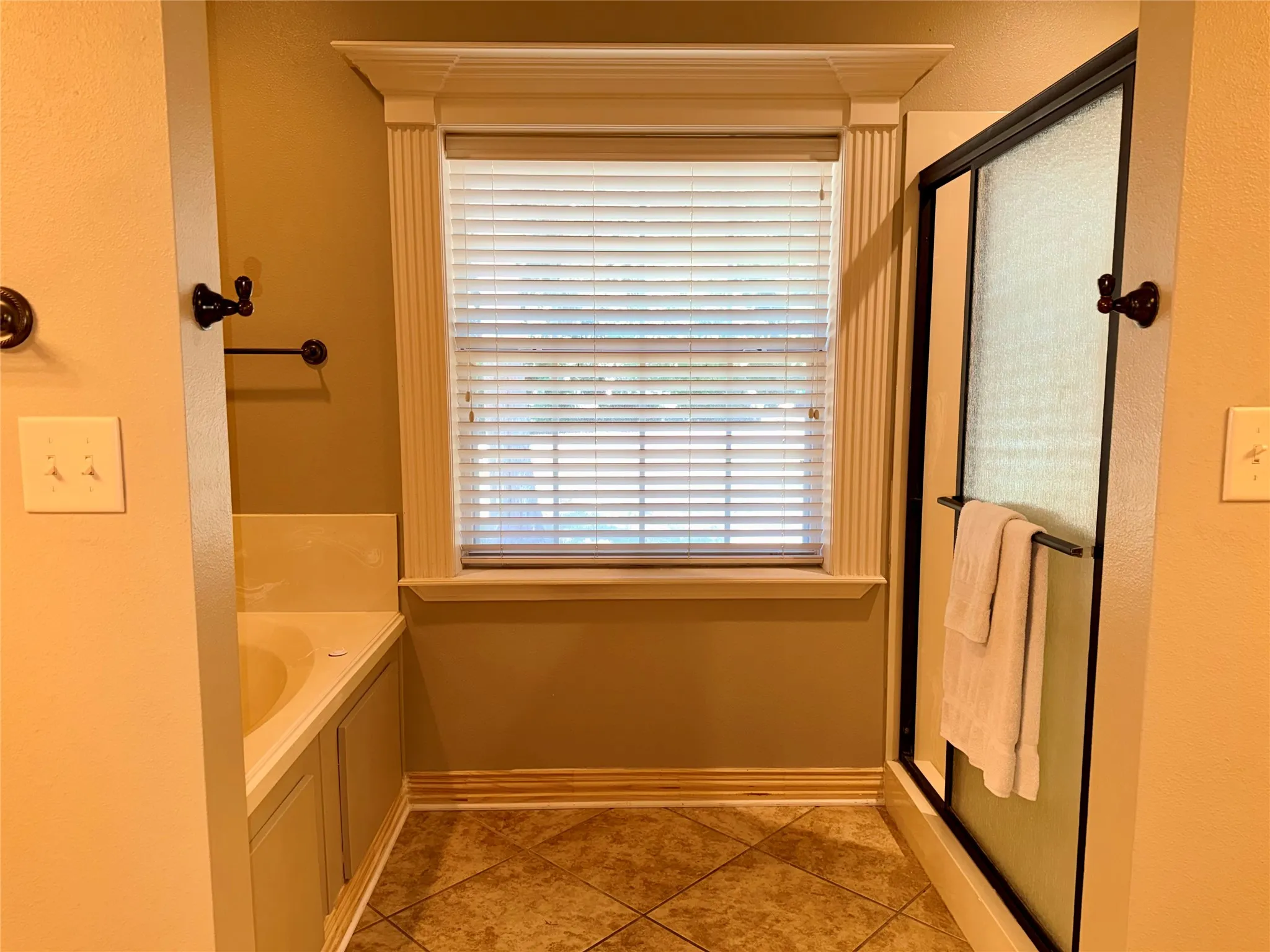 Single Family Residence For Sale in Smith County , 12881 Winding Oak, Lindale, Texas 75771, 4 Bedroom, 3 Bathroom, 2 Garage spaces, 3,168 Sqft, built in 2004, Price $659,900, mls#21360926, Real Estate Agent in Lindale, Homes For Sale in Smith county, Homes For Sale in Lindale, Realtor in Lindale Texas, Real Estate Brokerage Independent Realty Texas, Luminita Cordes Realtor