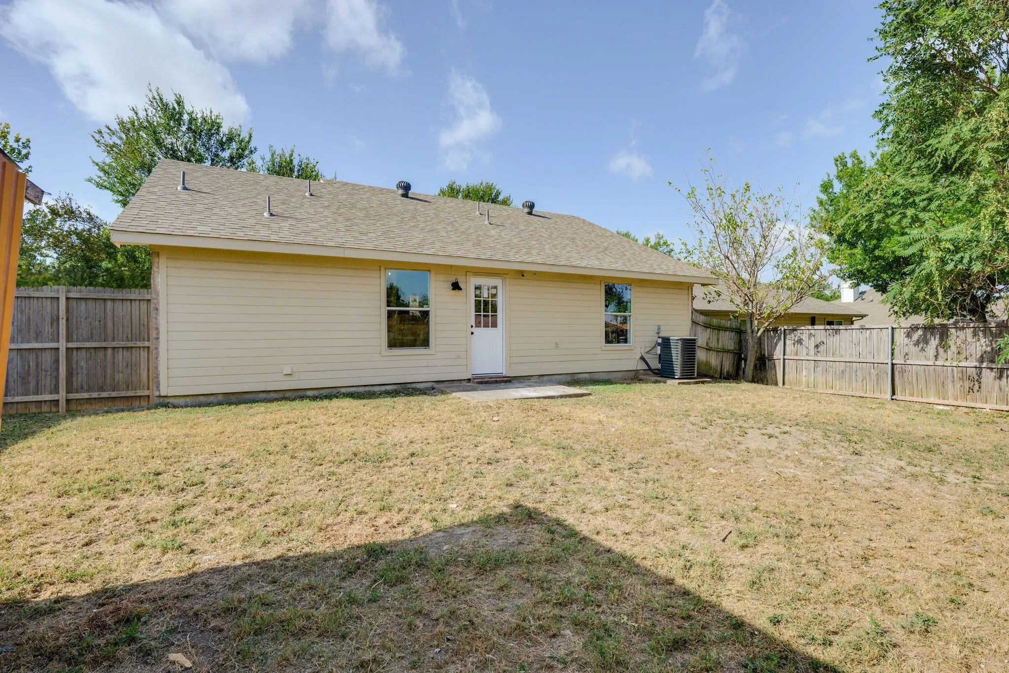 Single Family Residence For Sale in Dallas County , 1327 Cleardale Drive, Dallas, Texas 75232, 3 Bedroom, 2 Bathroom, 2 Garage spaces, 1,188 Sqft, built in 2004, mls#21360198, Real Estate Agent in Dallas, Homes For Sale in Dallas county, Homes For Sale in Dallas, Realtor in Dallas Texas, Real Estate Brokerage Independent Realty Texas, Luminita Cordes Realtor