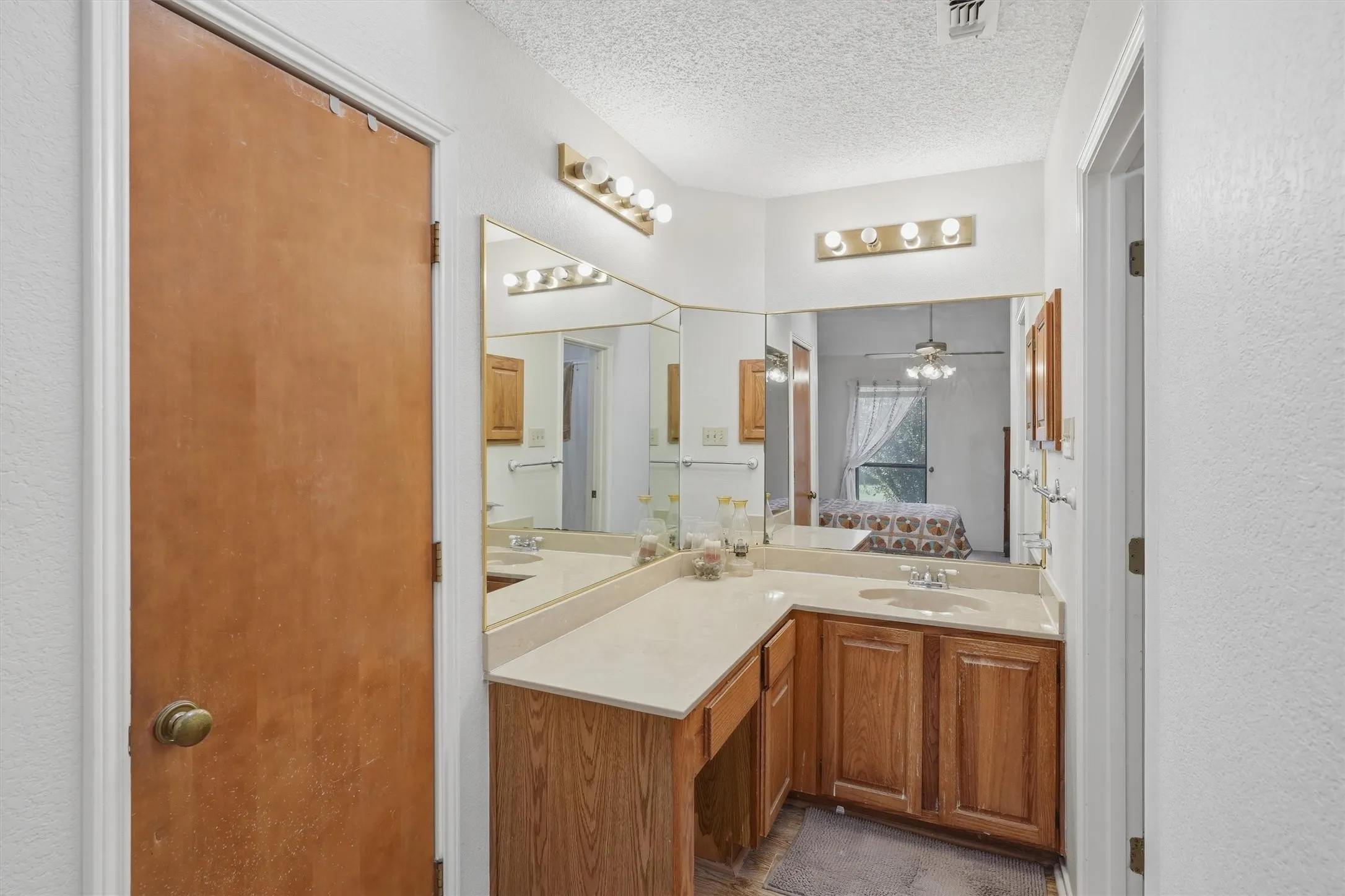 Single Family Residence For Sale in Tarrant County , 6207 Declaration Drive, Arlington, Texas 76002, 3 Bedroom, 2 Bathroom, 2 Garage spaces, 1,200 Sqft, built in 1986, mls#21355440, Real Estate Agent in Arlington, Homes For Sale in Tarrant county, Homes For Sale in Arlington, Realtor in Arlington Texas, Real Estate Brokerage Independent Realty Texas, Luminita Cordes Realtor