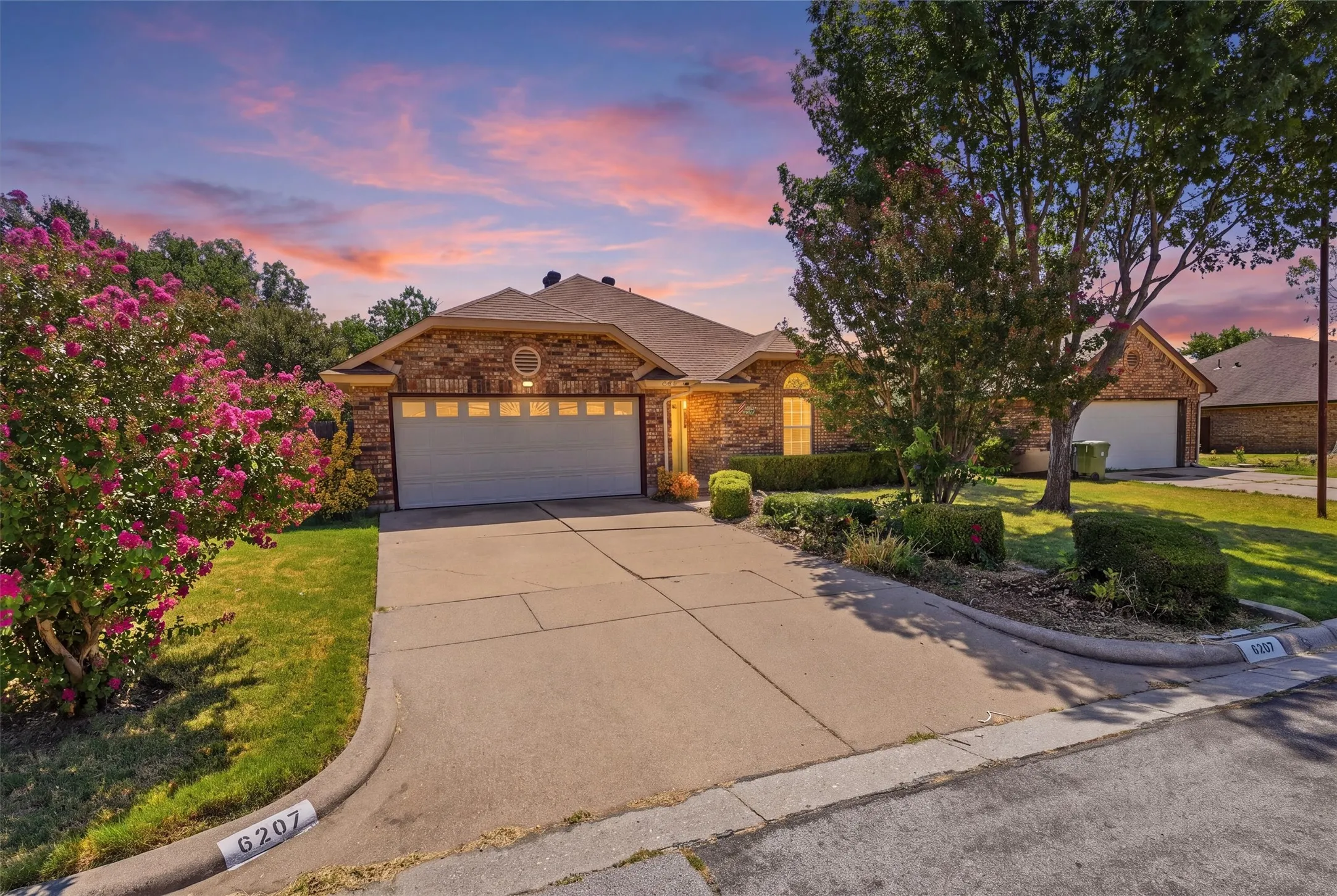 Single Family Residence For Sale in Tarrant County , 6207 Declaration Drive, Arlington, Texas 76002, 3 Bedroom, 2 Bathroom, 2 Garage spaces, 1,200 Sqft, built in 1986, mls#21355440, Real Estate Agent in Arlington, Homes For Sale in Tarrant county, Homes For Sale in Arlington, Realtor in Arlington Texas, Real Estate Brokerage Independent Realty Texas, Luminita Cordes Realtor