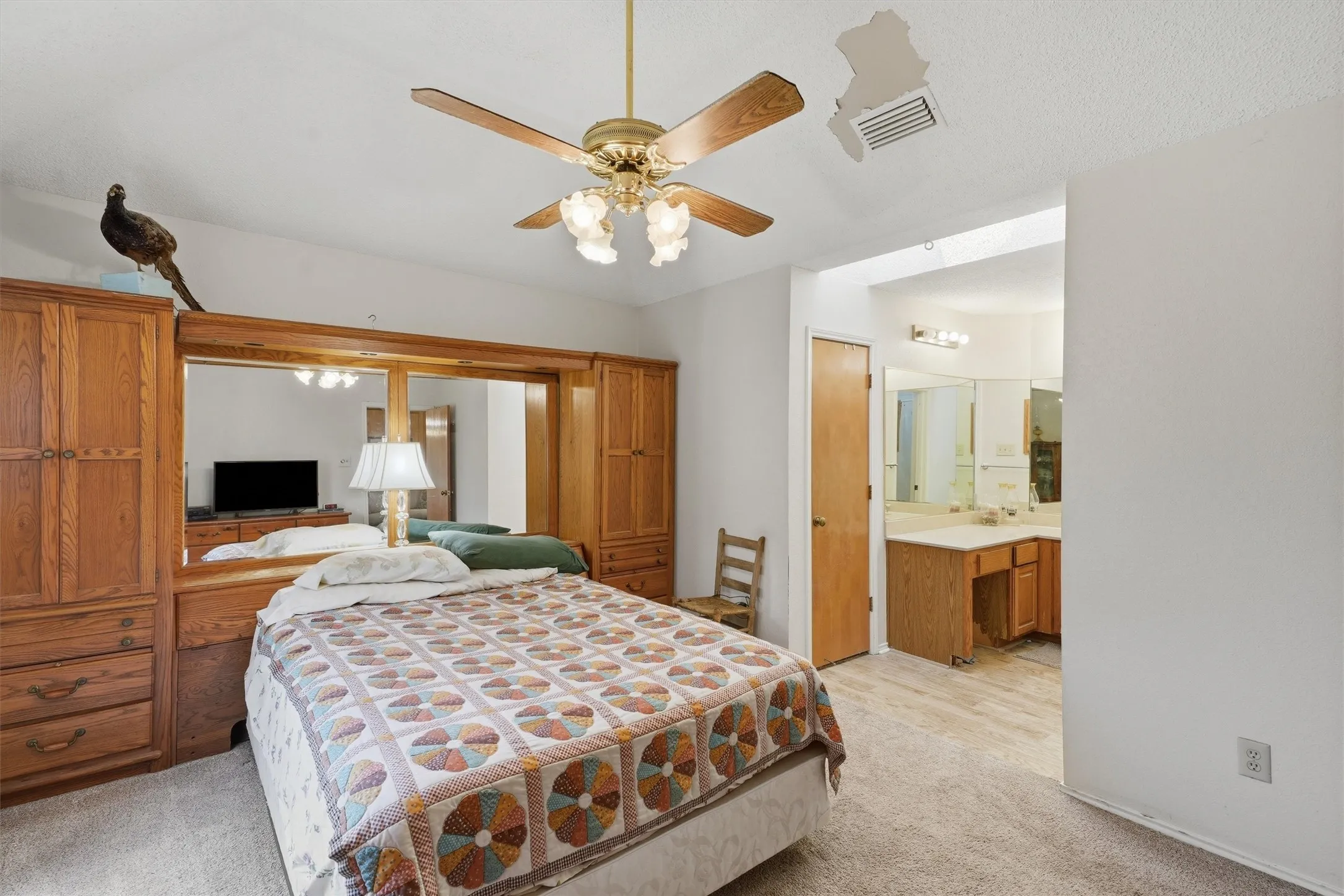 Single Family Residence For Sale in Tarrant County , 6207 Declaration Drive, Arlington, Texas 76002, 3 Bedroom, 2 Bathroom, 2 Garage spaces, 1,200 Sqft, built in 1986, mls#21355440, Real Estate Agent in Arlington, Homes For Sale in Tarrant county, Homes For Sale in Arlington, Realtor in Arlington Texas, Real Estate Brokerage Independent Realty Texas, Luminita Cordes Realtor