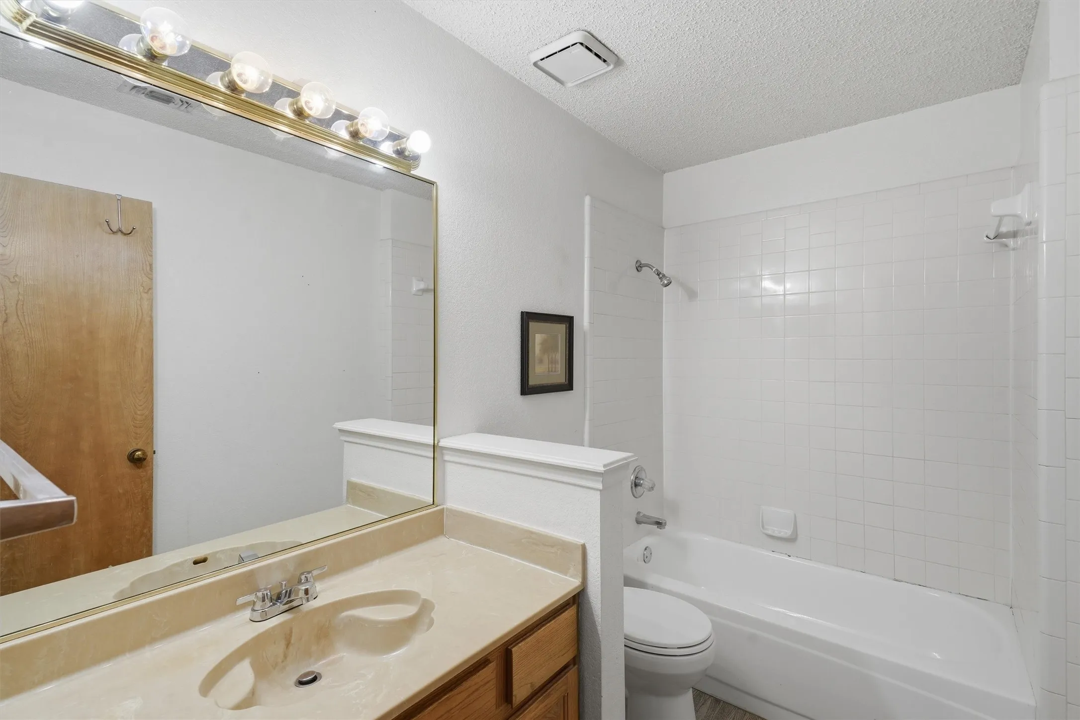Single Family Residence For Sale in Tarrant County , 6207 Declaration Drive, Arlington, Texas 76002, 3 Bedroom, 2 Bathroom, 2 Garage spaces, 1,200 Sqft, built in 1986, mls#21355440, Real Estate Agent in Arlington, Homes For Sale in Tarrant county, Homes For Sale in Arlington, Realtor in Arlington Texas, Real Estate Brokerage Independent Realty Texas, Luminita Cordes Realtor
