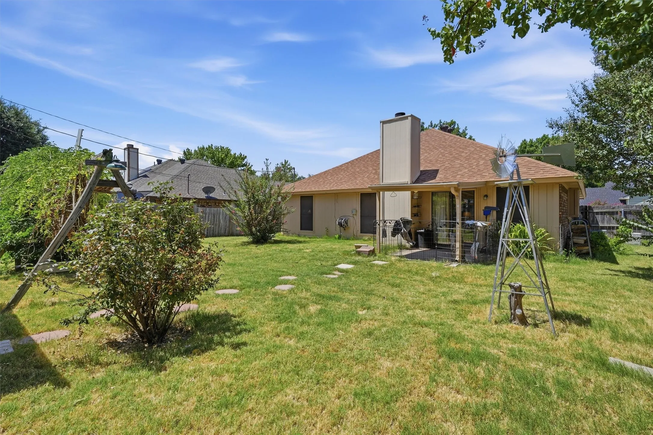 Single Family Residence For Sale in Tarrant County , 6207 Declaration Drive, Arlington, Texas 76002, 3 Bedroom, 2 Bathroom, 2 Garage spaces, 1,200 Sqft, built in 1986, mls#21355440, Real Estate Agent in Arlington, Homes For Sale in Tarrant county, Homes For Sale in Arlington, Realtor in Arlington Texas, Real Estate Brokerage Independent Realty Texas, Luminita Cordes Realtor