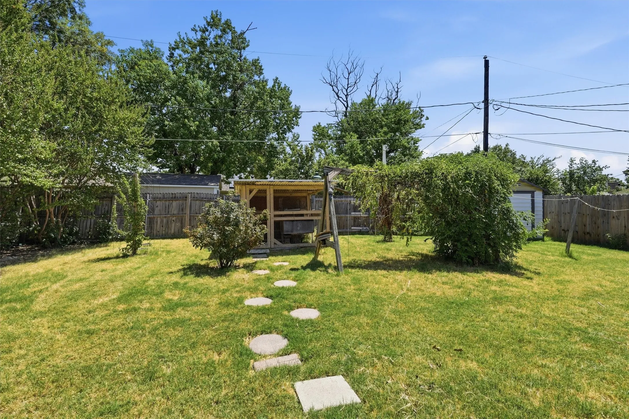 Single Family Residence For Sale in Tarrant County , 6207 Declaration Drive, Arlington, Texas 76002, 3 Bedroom, 2 Bathroom, 2 Garage spaces, 1,200 Sqft, built in 1986, mls#21355440, Real Estate Agent in Arlington, Homes For Sale in Tarrant county, Homes For Sale in Arlington, Realtor in Arlington Texas, Real Estate Brokerage Independent Realty Texas, Luminita Cordes Realtor