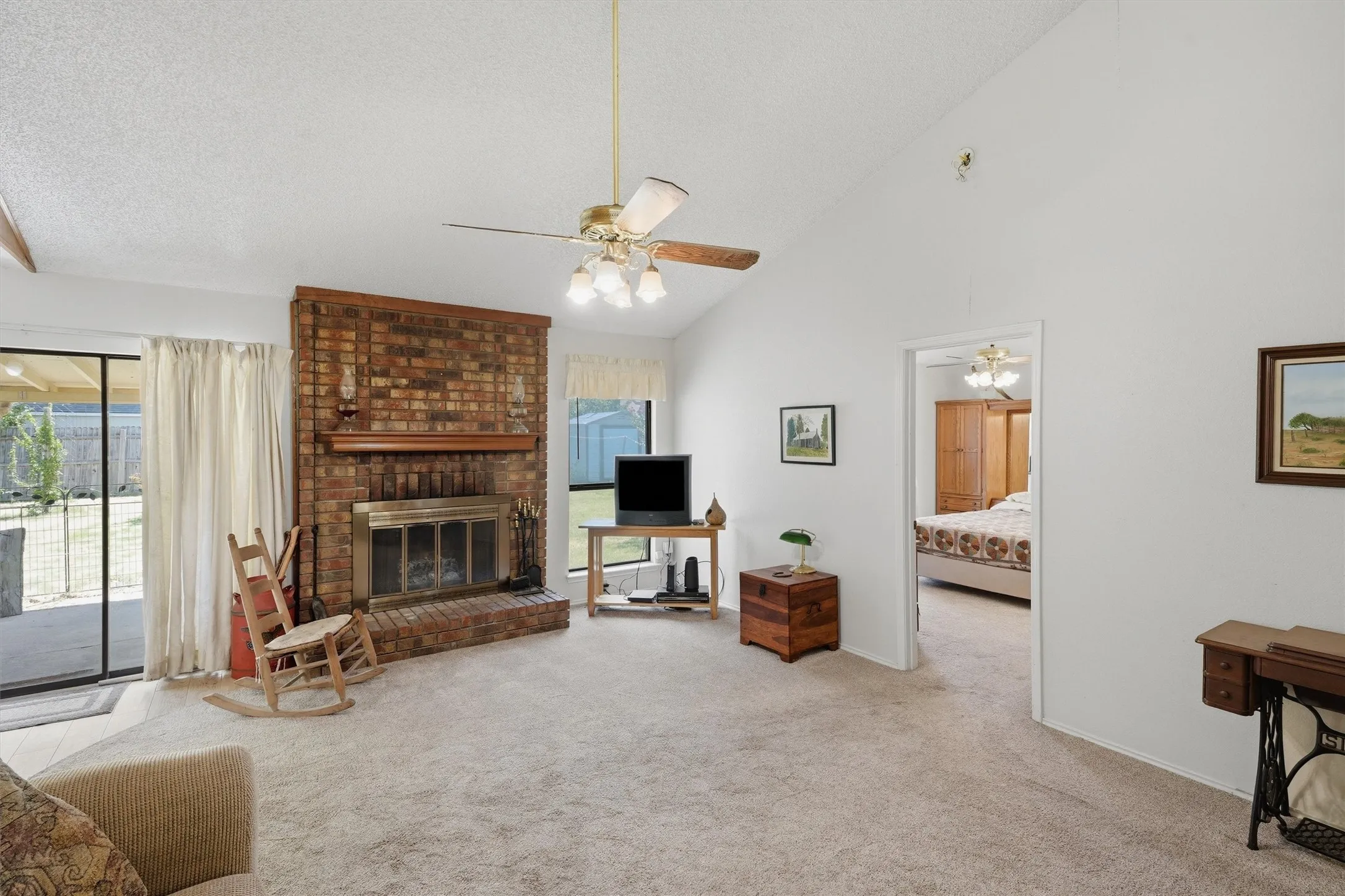 Single Family Residence For Sale in Tarrant County , 6207 Declaration Drive, Arlington, Texas 76002, 3 Bedroom, 2 Bathroom, 2 Garage spaces, 1,200 Sqft, built in 1986, mls#21355440, Real Estate Agent in Arlington, Homes For Sale in Tarrant county, Homes For Sale in Arlington, Realtor in Arlington Texas, Real Estate Brokerage Independent Realty Texas, Luminita Cordes Realtor