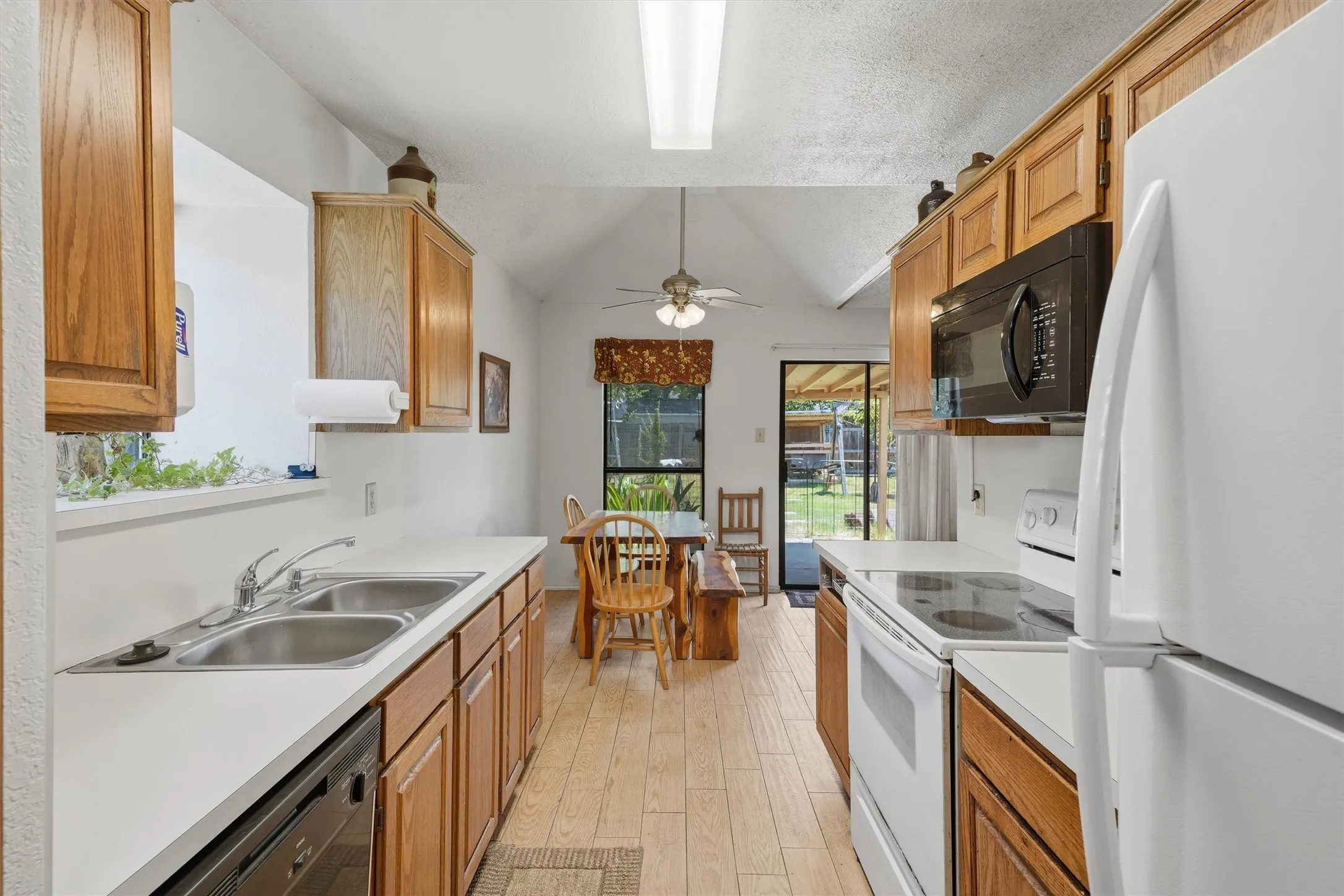 Single Family Residence For Sale in Tarrant County , 6207 Declaration Drive, Arlington, Texas 76002, 3 Bedroom, 2 Bathroom, 2 Garage spaces, 1,200 Sqft, built in 1986, mls#21355440, Real Estate Agent in Arlington, Homes For Sale in Tarrant county, Homes For Sale in Arlington, Realtor in Arlington Texas, Real Estate Brokerage Independent Realty Texas, Luminita Cordes Realtor