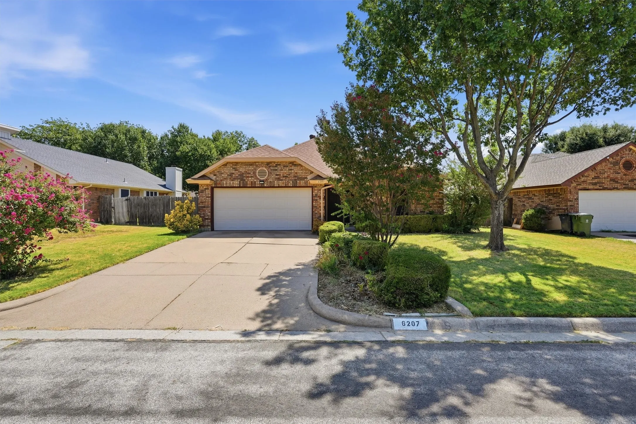Single Family Residence For Sale in Tarrant County , 6207 Declaration Drive, Arlington, Texas 76002, 3 Bedroom, 2 Bathroom, 2 Garage spaces, 1,200 Sqft, built in 1986, mls#21355440, Real Estate Agent in Arlington, Homes For Sale in Tarrant county, Homes For Sale in Arlington, Realtor in Arlington Texas, Real Estate Brokerage Independent Realty Texas, Luminita Cordes Realtor