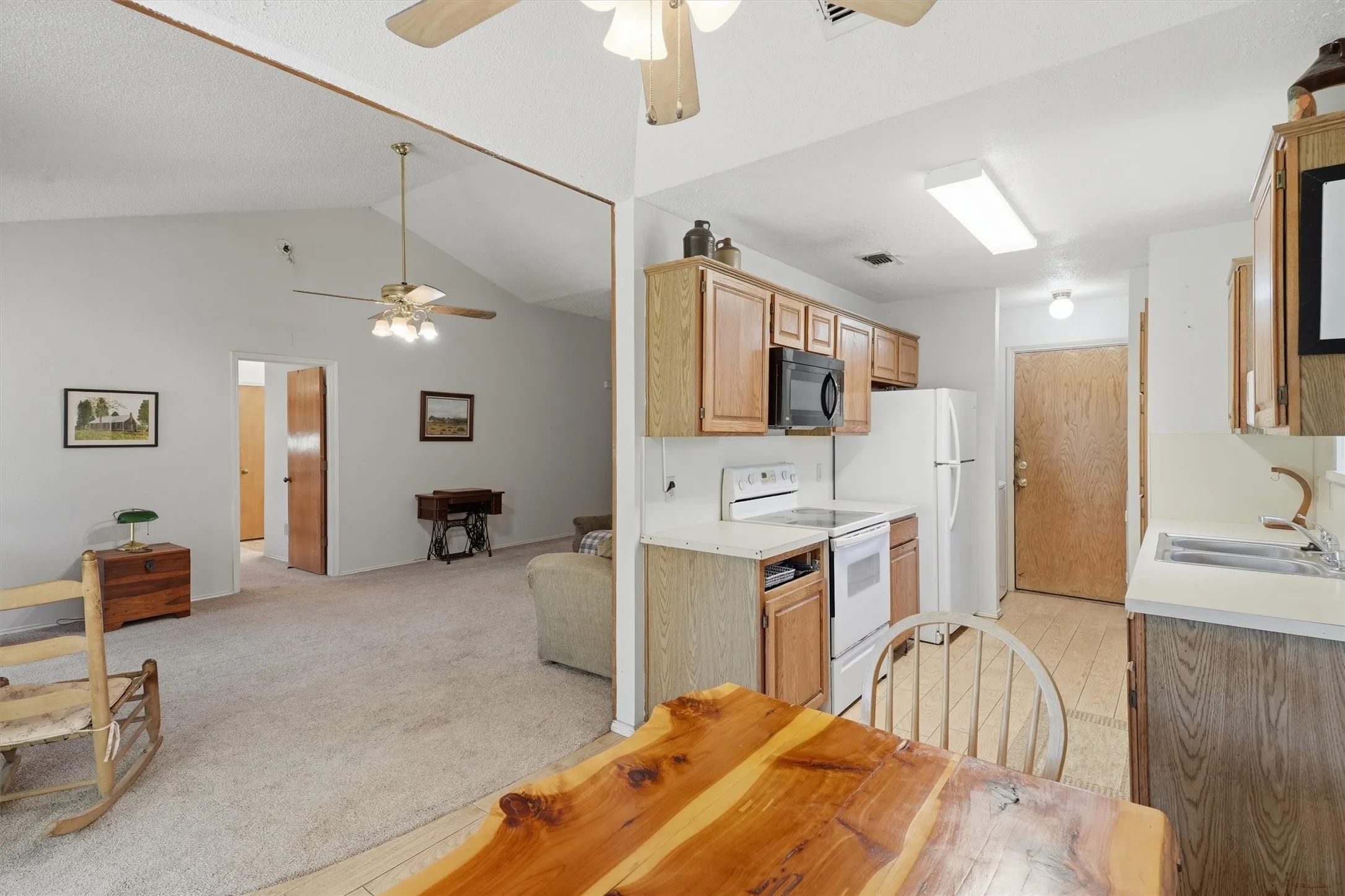 Single Family Residence For Sale in Tarrant County , 6207 Declaration Drive, Arlington, Texas 76002, 3 Bedroom, 2 Bathroom, 2 Garage spaces, 1,200 Sqft, built in 1986, mls#21355440, Real Estate Agent in Arlington, Homes For Sale in Tarrant county, Homes For Sale in Arlington, Realtor in Arlington Texas, Real Estate Brokerage Independent Realty Texas, Luminita Cordes Realtor